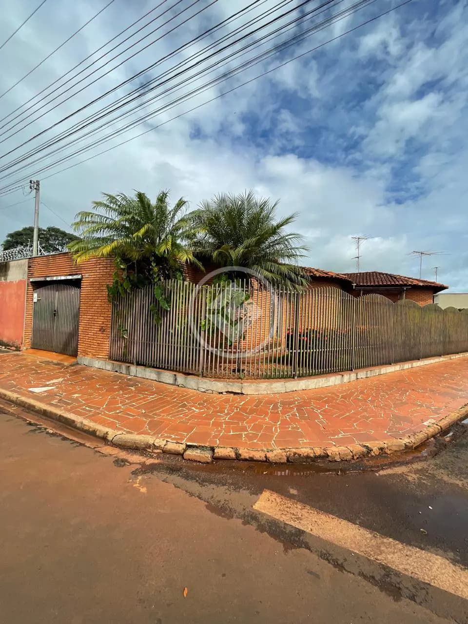 LINDA CASA DE RUA NO CENTRO DA CIDADE COM AMPLO JARDIM E QUINTAL GRANDE