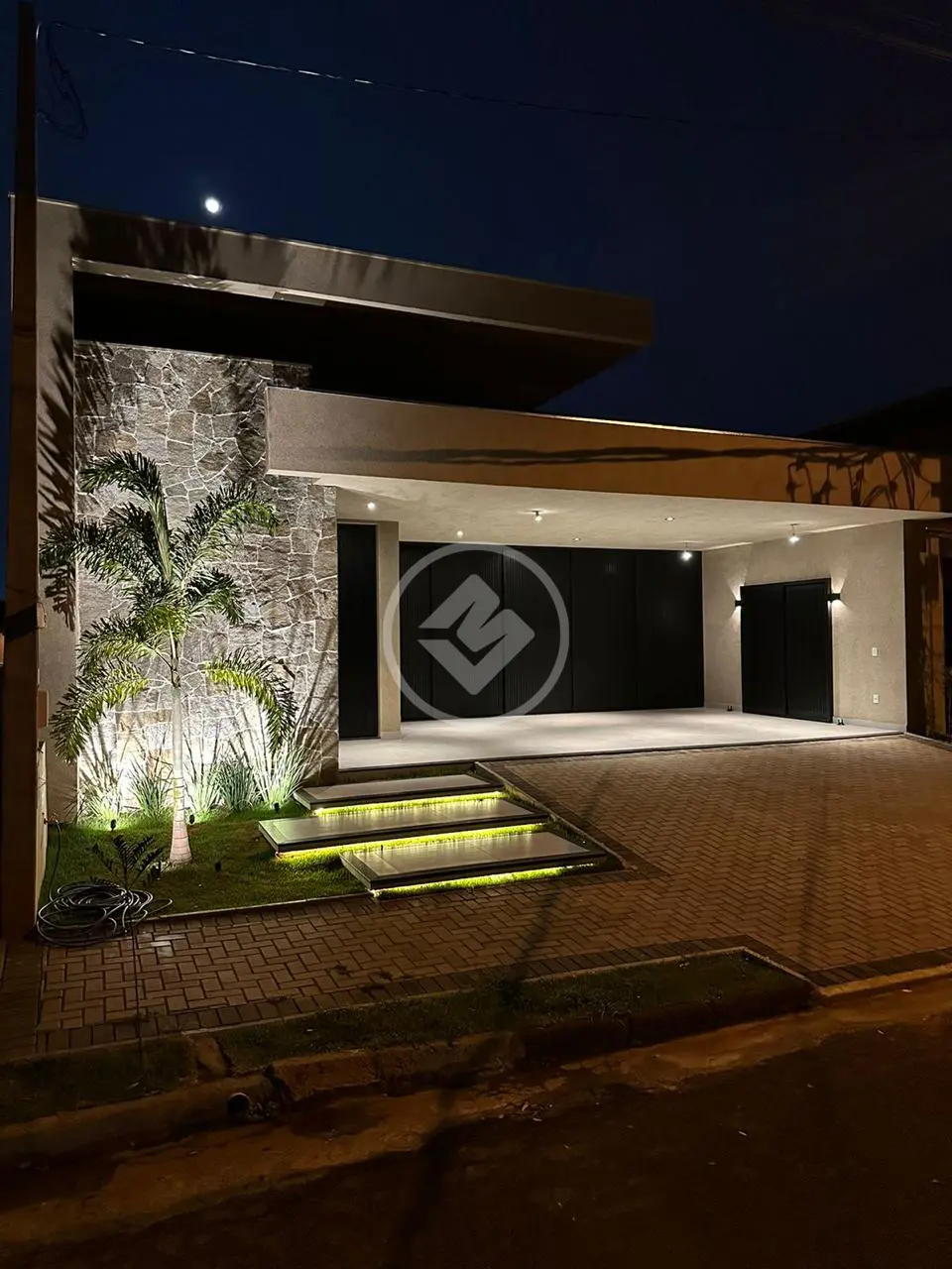 Luxuosa casa com 3 Suítes sendo 1 Master, Piscina e Energia Solar