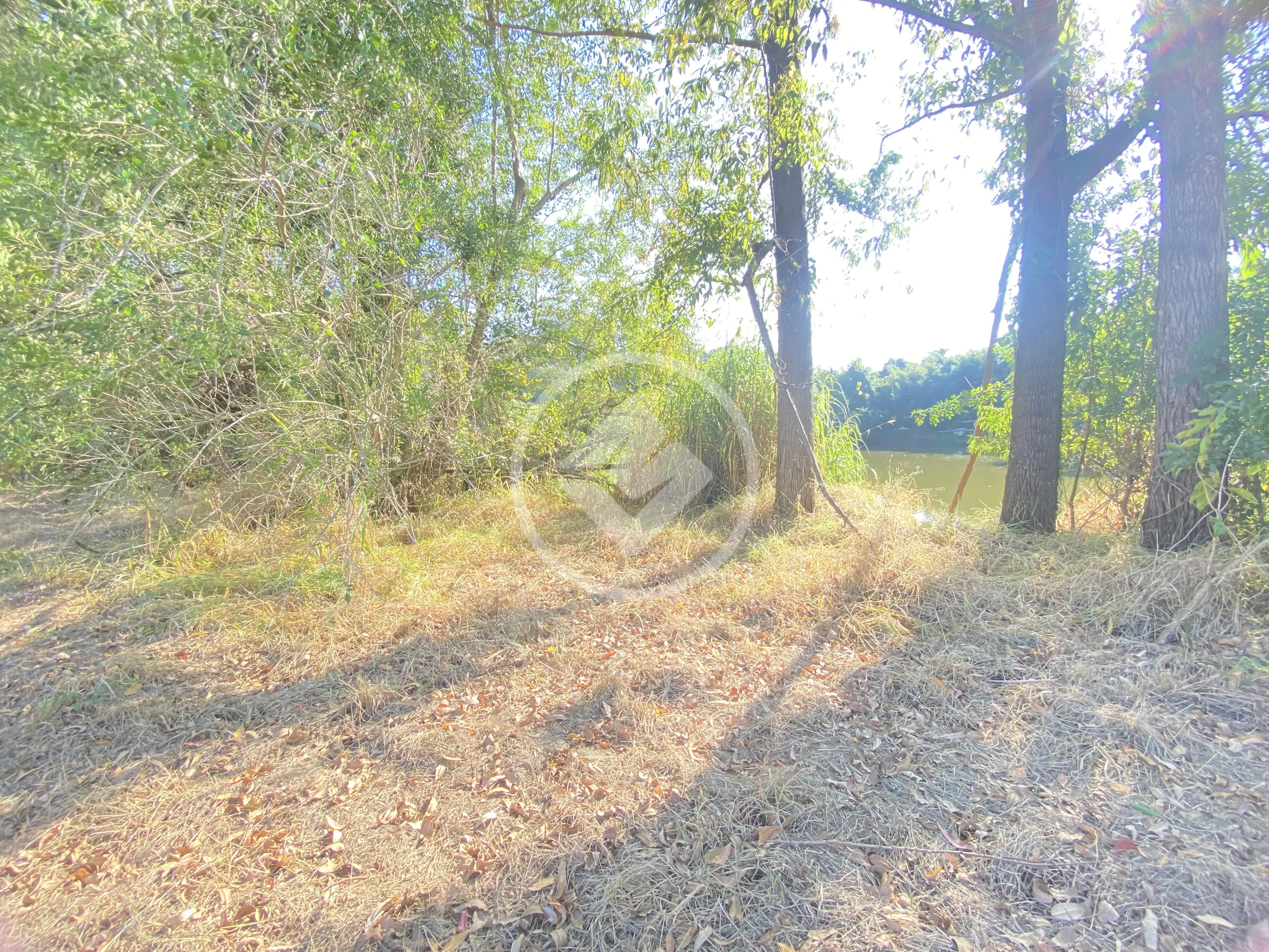 Lindo Terreno a venda com 19.000m2 contendo 3 platôs e um belíssimo lago