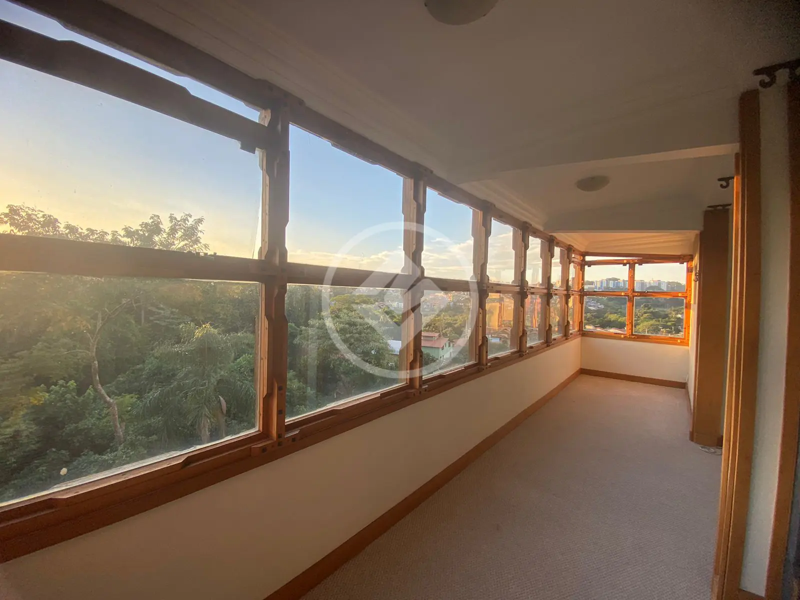 PREÇO ABAIXO DO MERCADO Vendo casa em condominio fechado em Cotia com INCRÍVEL VISTA PARA A AREA DE PRESERVAÇÃO COM 5 QUARTOS