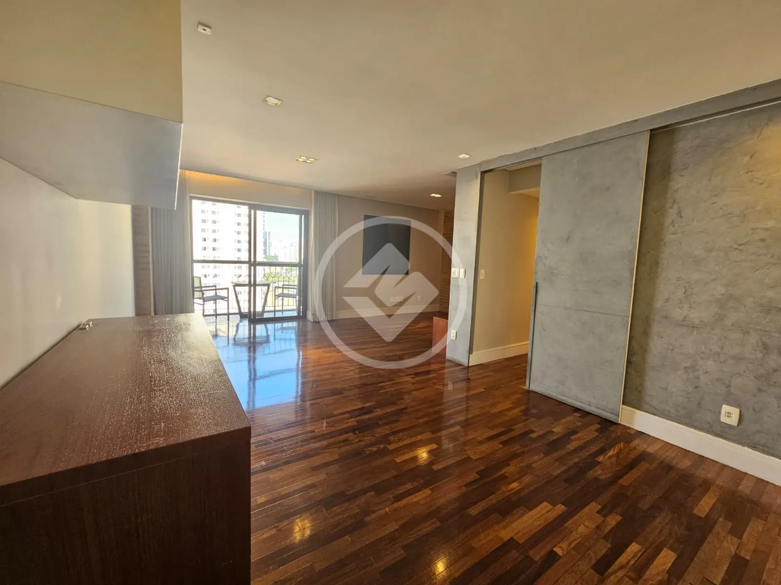 Luxuoso apartamento de 86m², com 2 dormitórios, sendo 1 suíte, e 2 vagas de garagem.