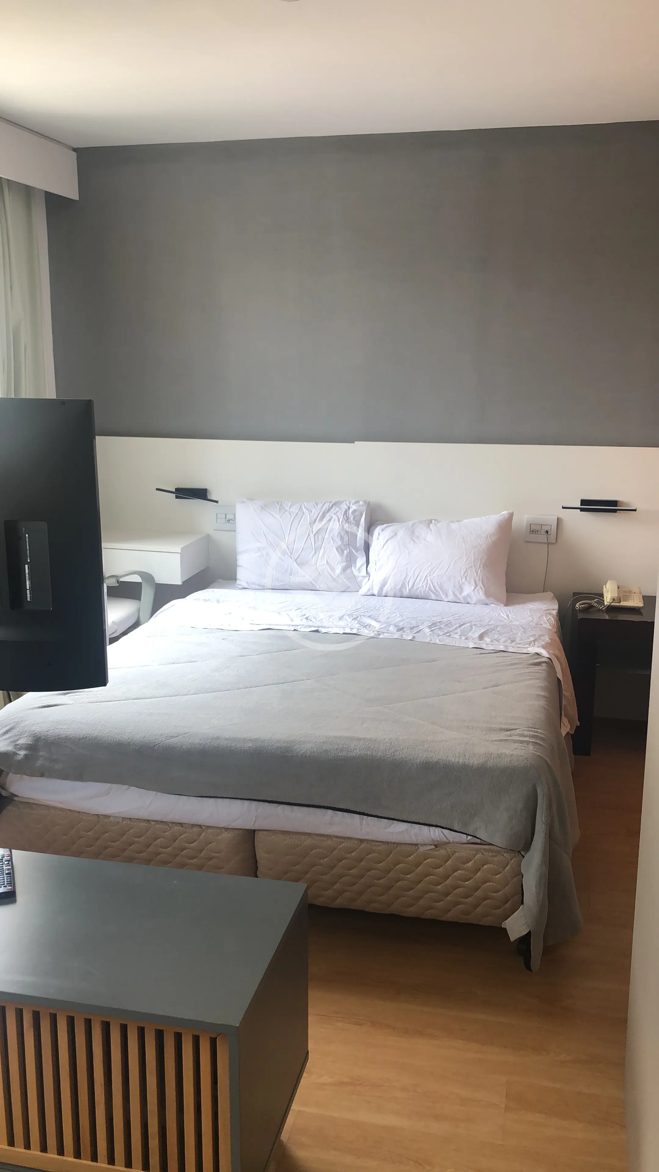Alugo Studio 32m2, mobiliado, infraestrutura completa. incluso: Internet wi-fi, Tv a cabo, limpeza diária e 1 vaga de garagem