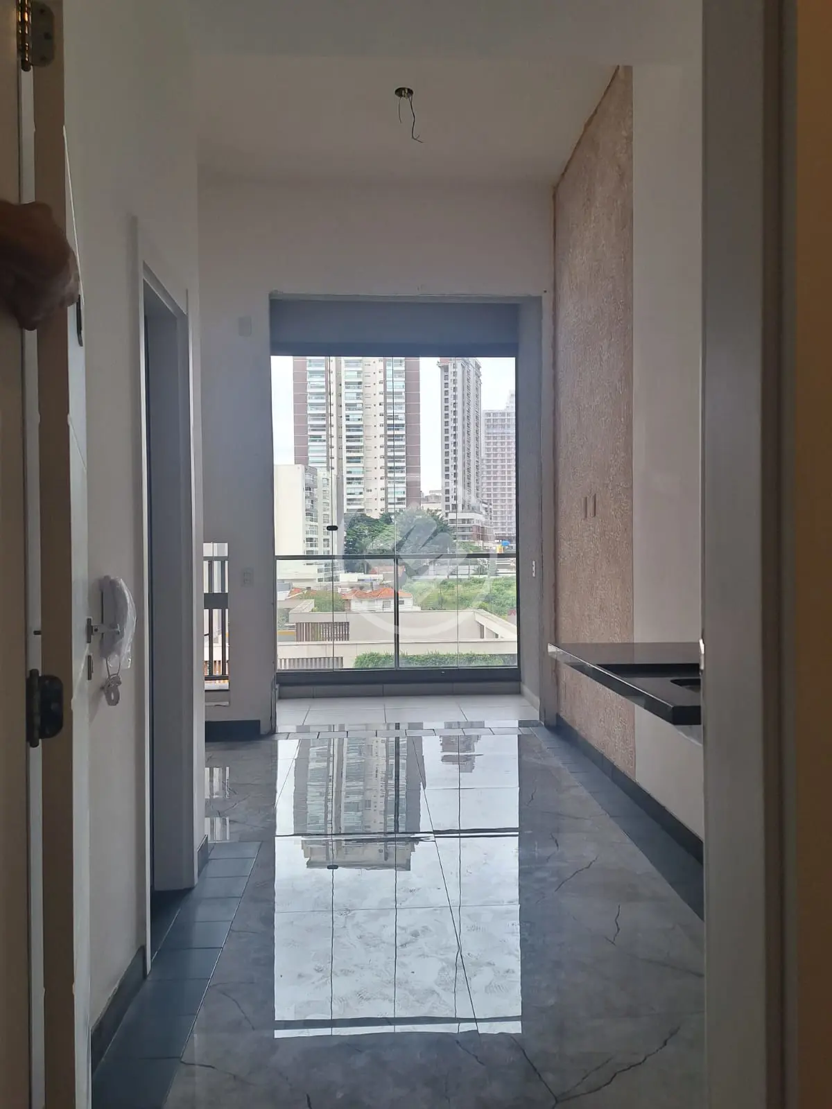 Vendo Studio com 26m, Pé Direito 3,70m, Varanda fechada e Piso, ao lado do Metrô Brooklin. Condomínio Moderno e Completo, região excelente e valorizada.