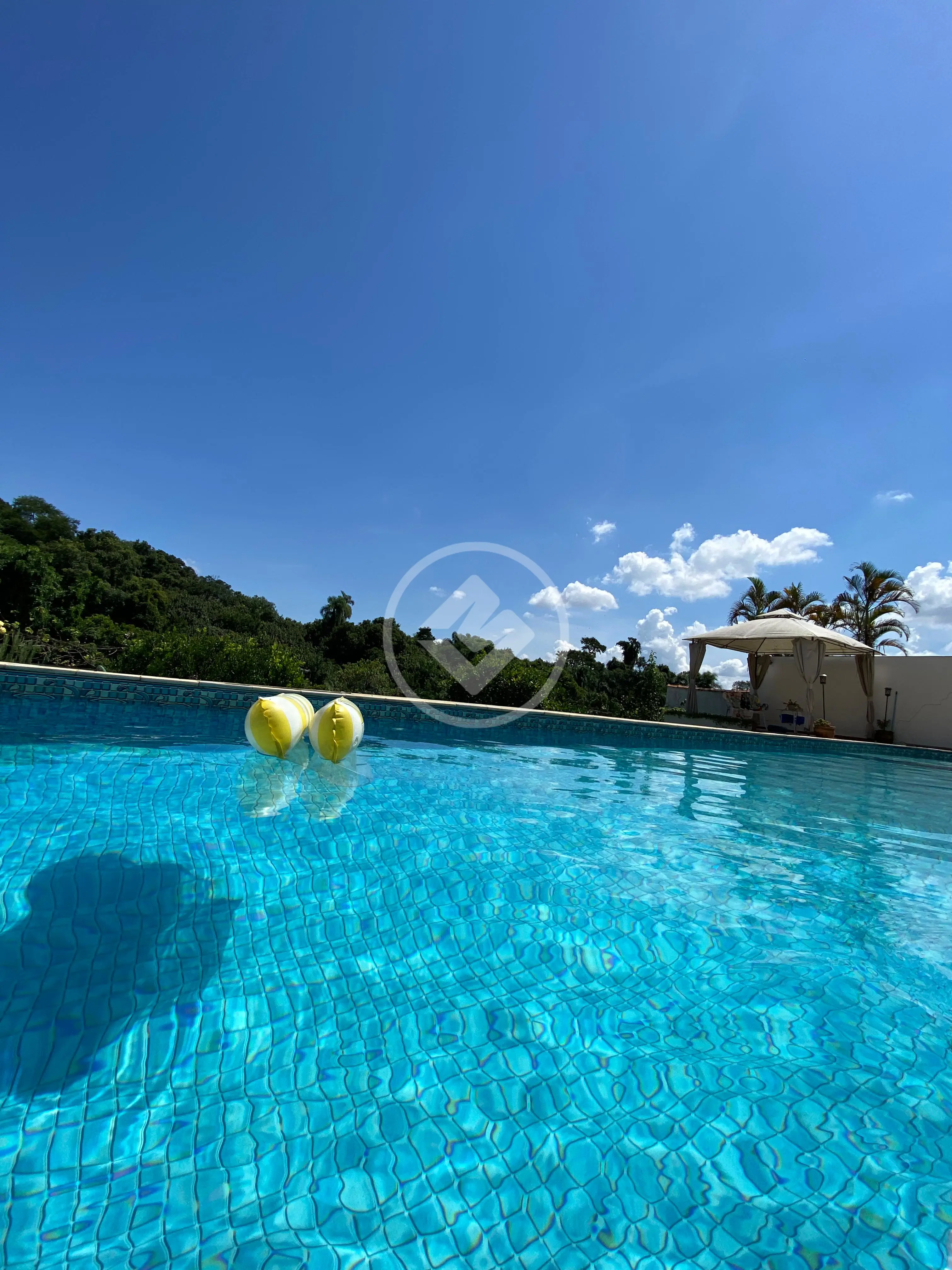 Vendo belíssima casa com 4 dormitórios e Piscina no condominio fechado em Cotia - Km29 da Raposo