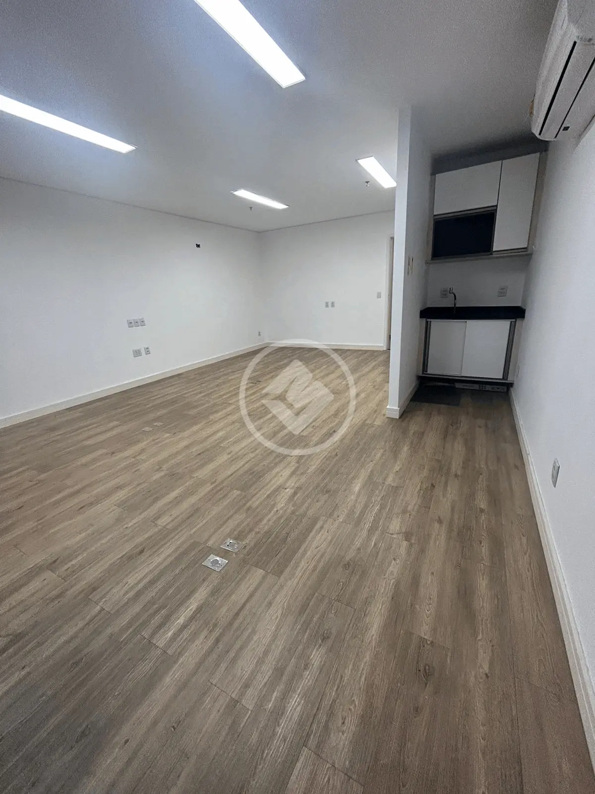 Alugo sala comercial na Vila Olimpia com 43m² com 1 vaga  e INCRÍVEL ROOFTOP