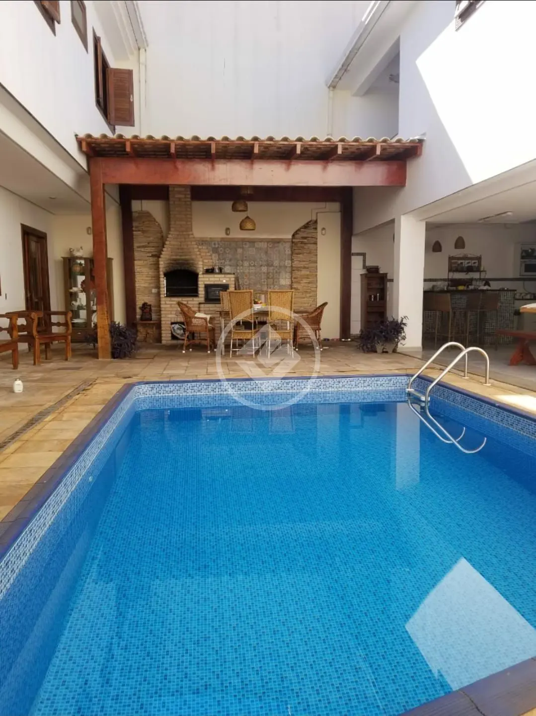 Casa estilo Sobrado à Venda com 7 Quartos, sendo 7 Suítes - 475 m² - Tabajaras - Uberlândia/MG