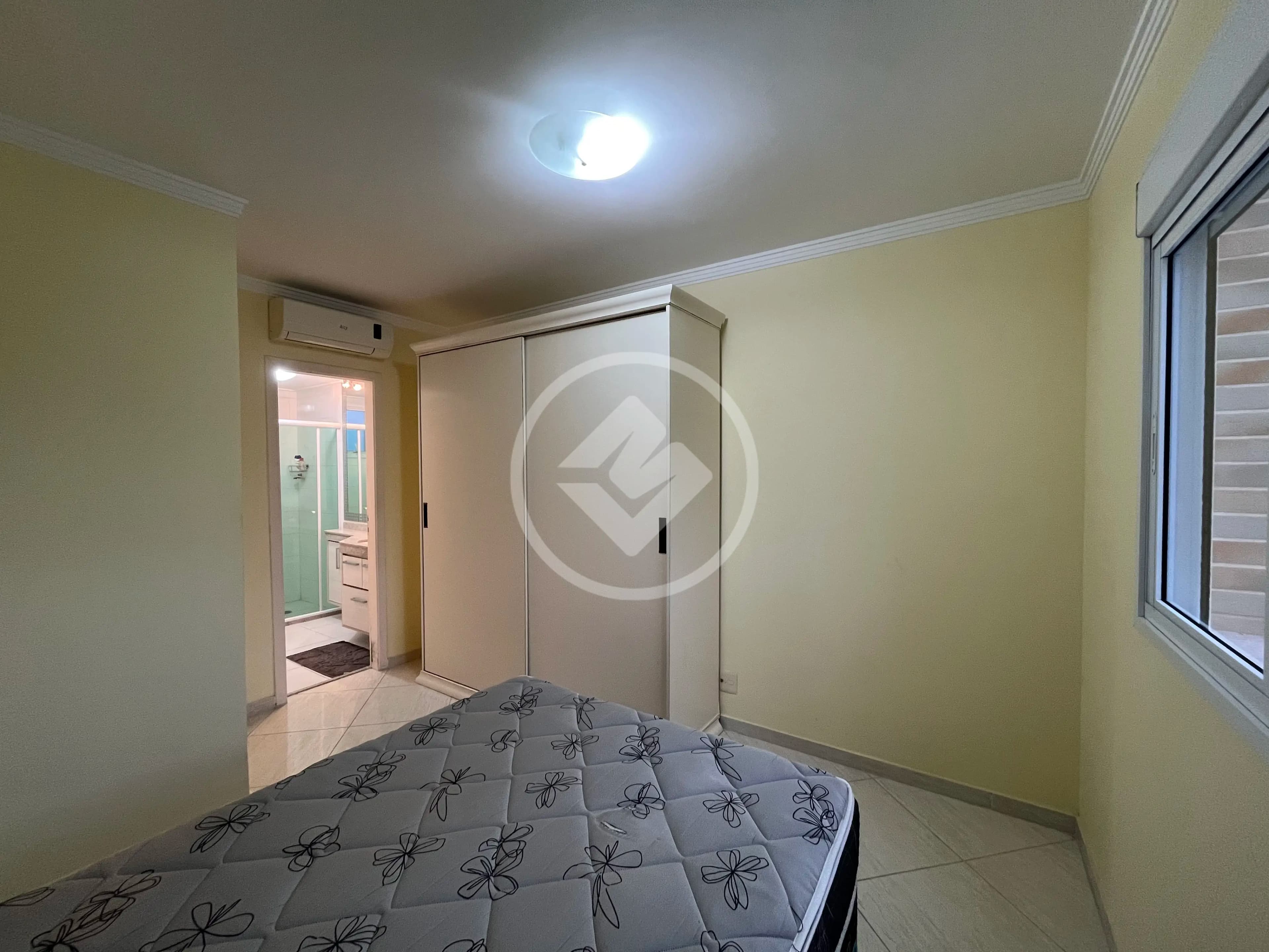 🏡 Apartamento 3 quartos, 1 suíte, varanda com churrasqueira a carvão, à venda, a duas quadras da praia da Enseada!