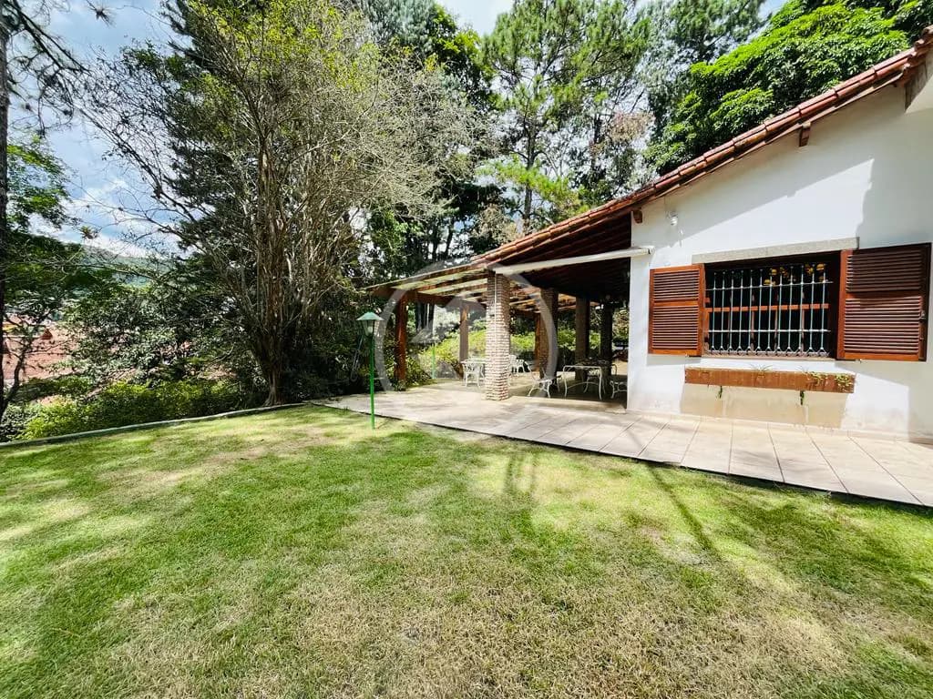 Casa com estilo serrano, um verdadeiro refúgio, com 399 m2, Terreno amplo 4.358 m2, lazer completo, localizada a 5 minutos do centro da cidade, Bairro possuí comércio completo.