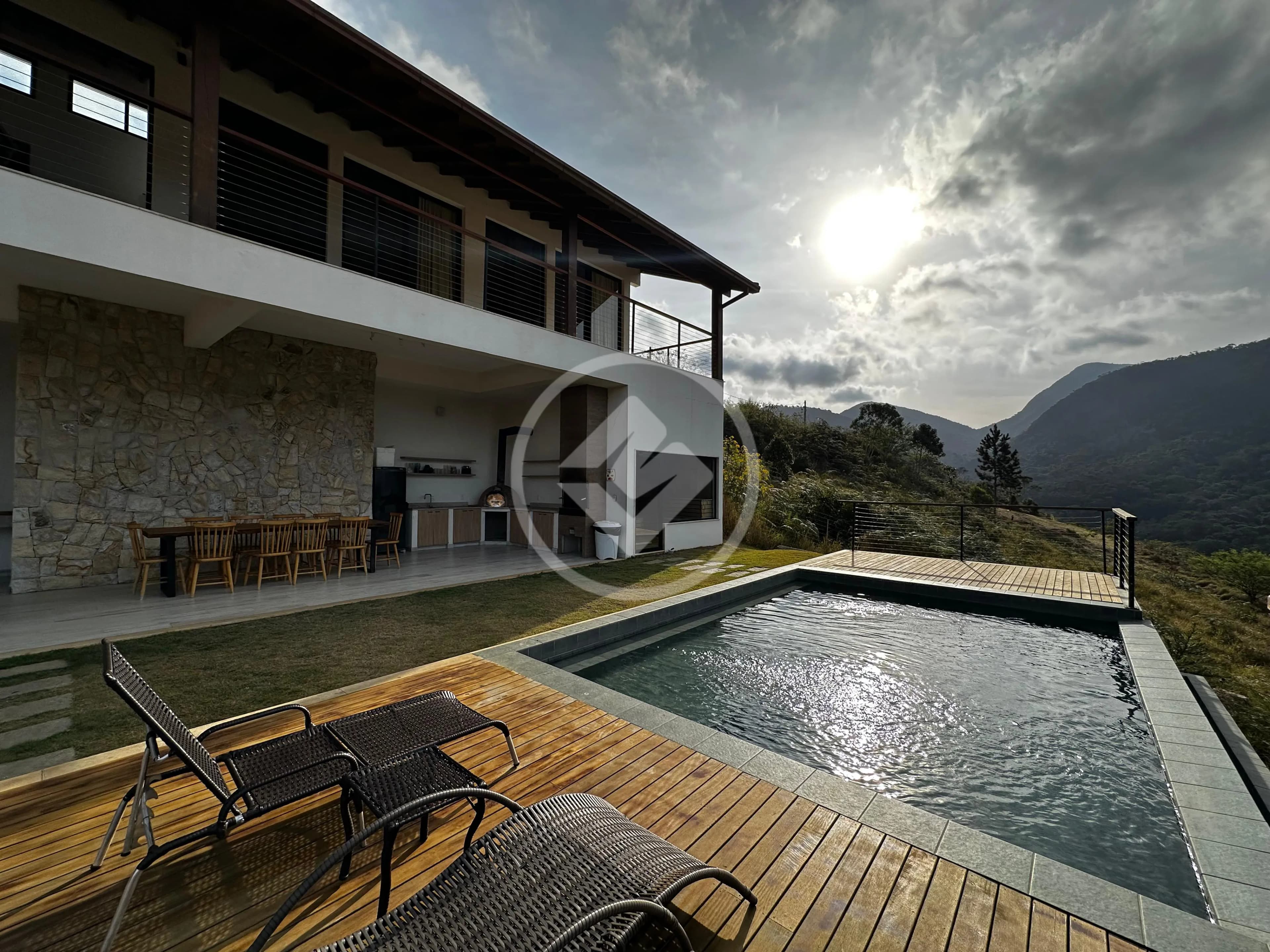 Casa com 4 suítes e 300² à venda por R$1.700.000 - Vargem Grande - Teresópolis/RJ