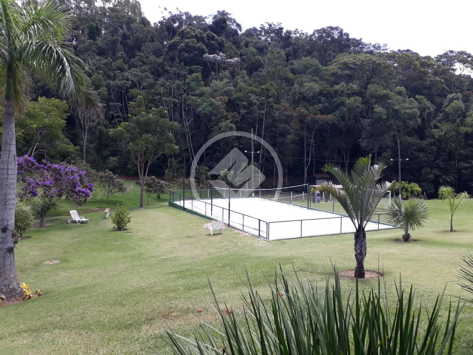 Terreno de 432m2 no condomínio Del Paraíso, pode ter comercio. CONDOMÍNIO com piscina. Quadras de esporte.