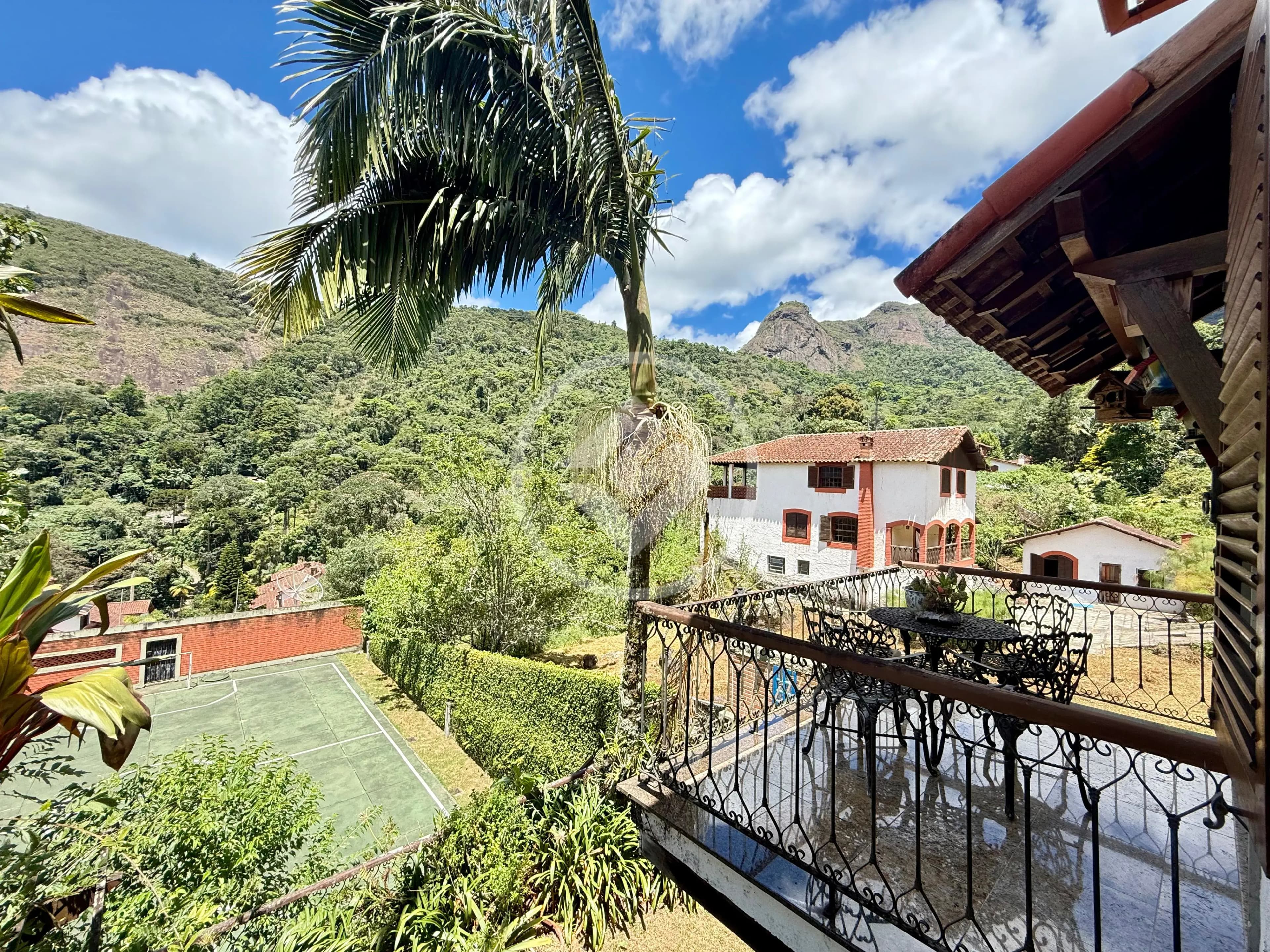 Casa em condomínio à venda em Teresópolis, no bairro Cascata dos Amores.