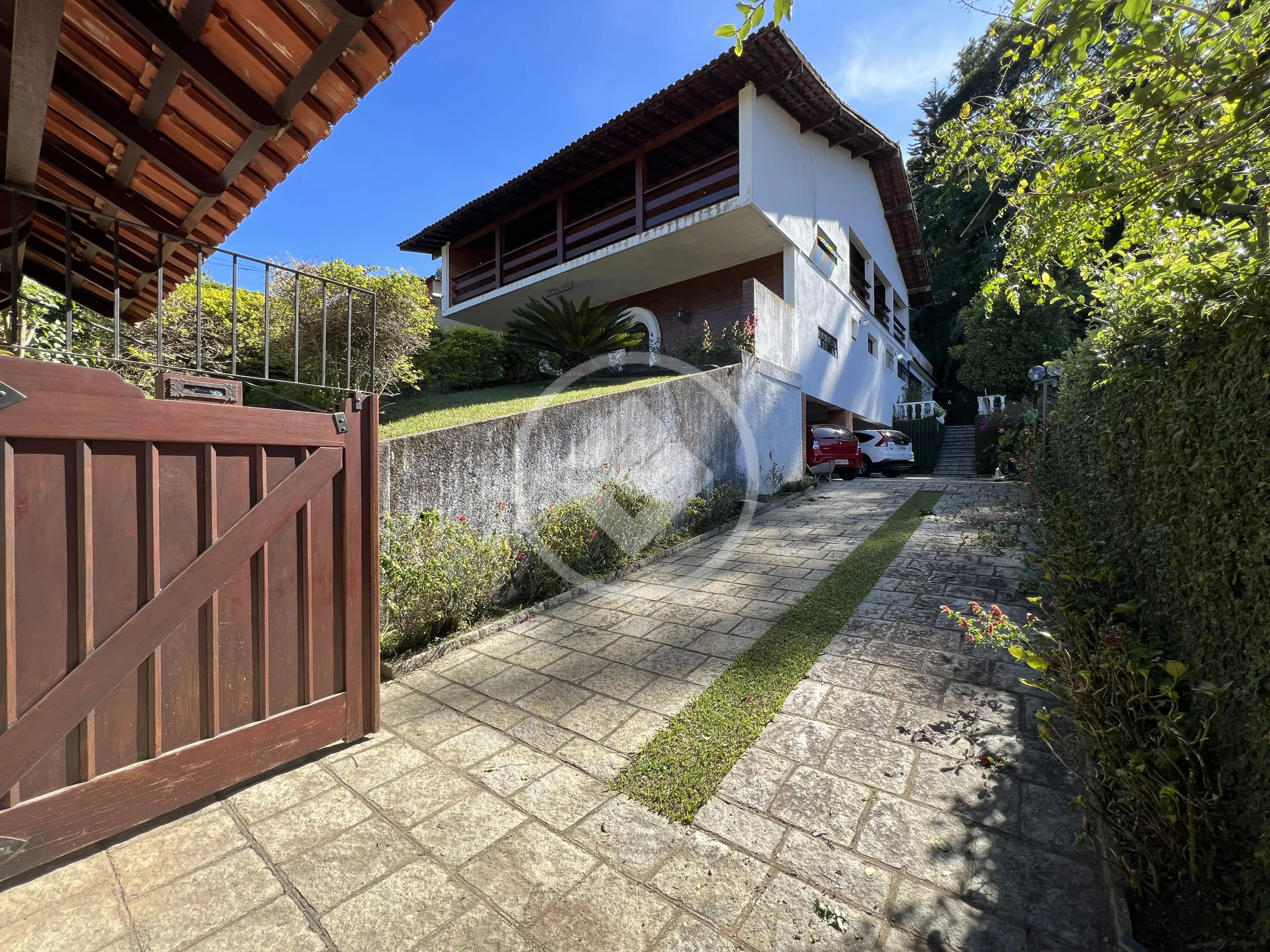 Casa com 3 quartos e área gourmet, 369 m² no Parque do Ingá, Teresópolis - RJ.