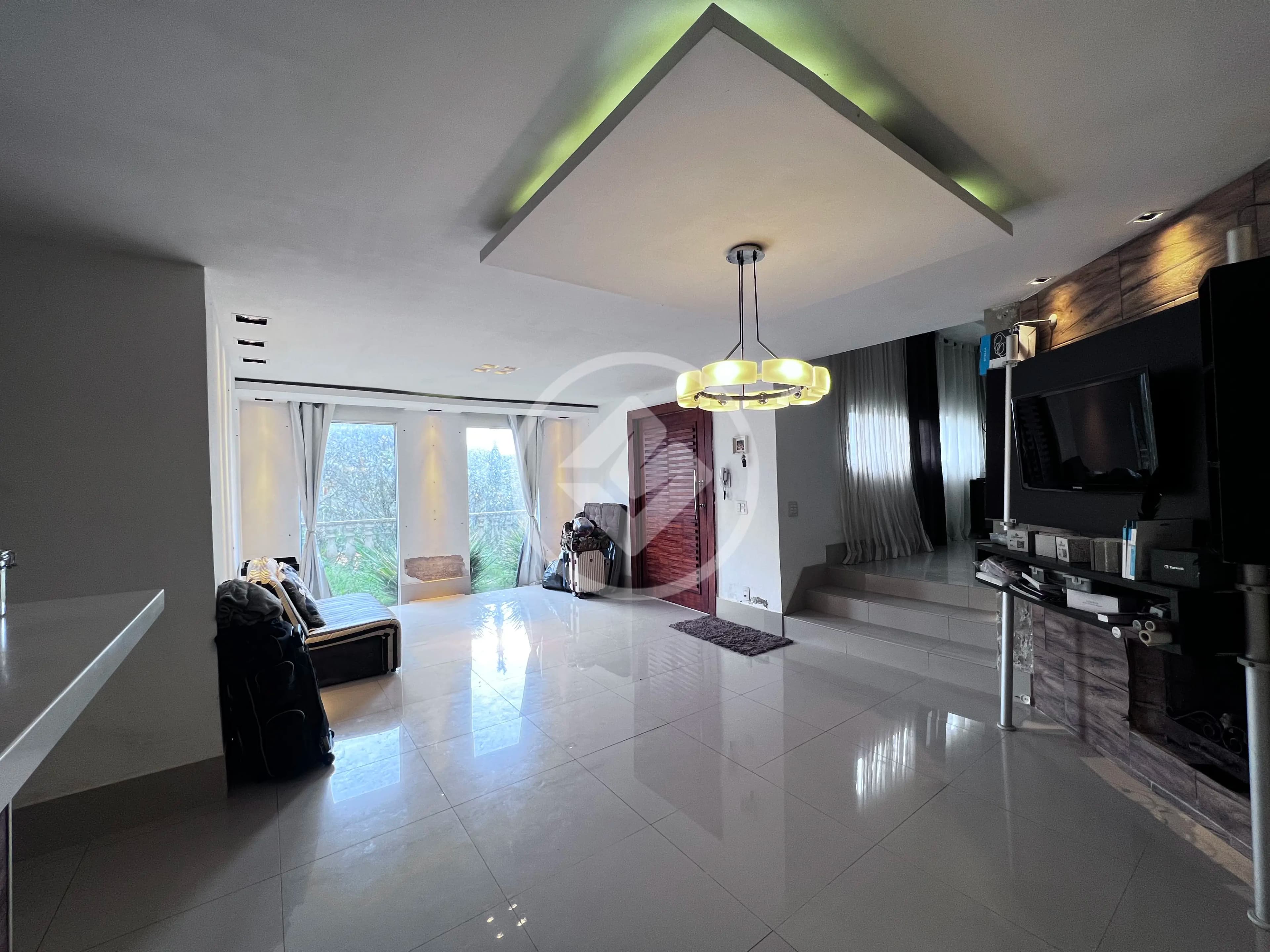 Casa linear e fora de condomínio à venda a 2 minutos da feirinha do alto.