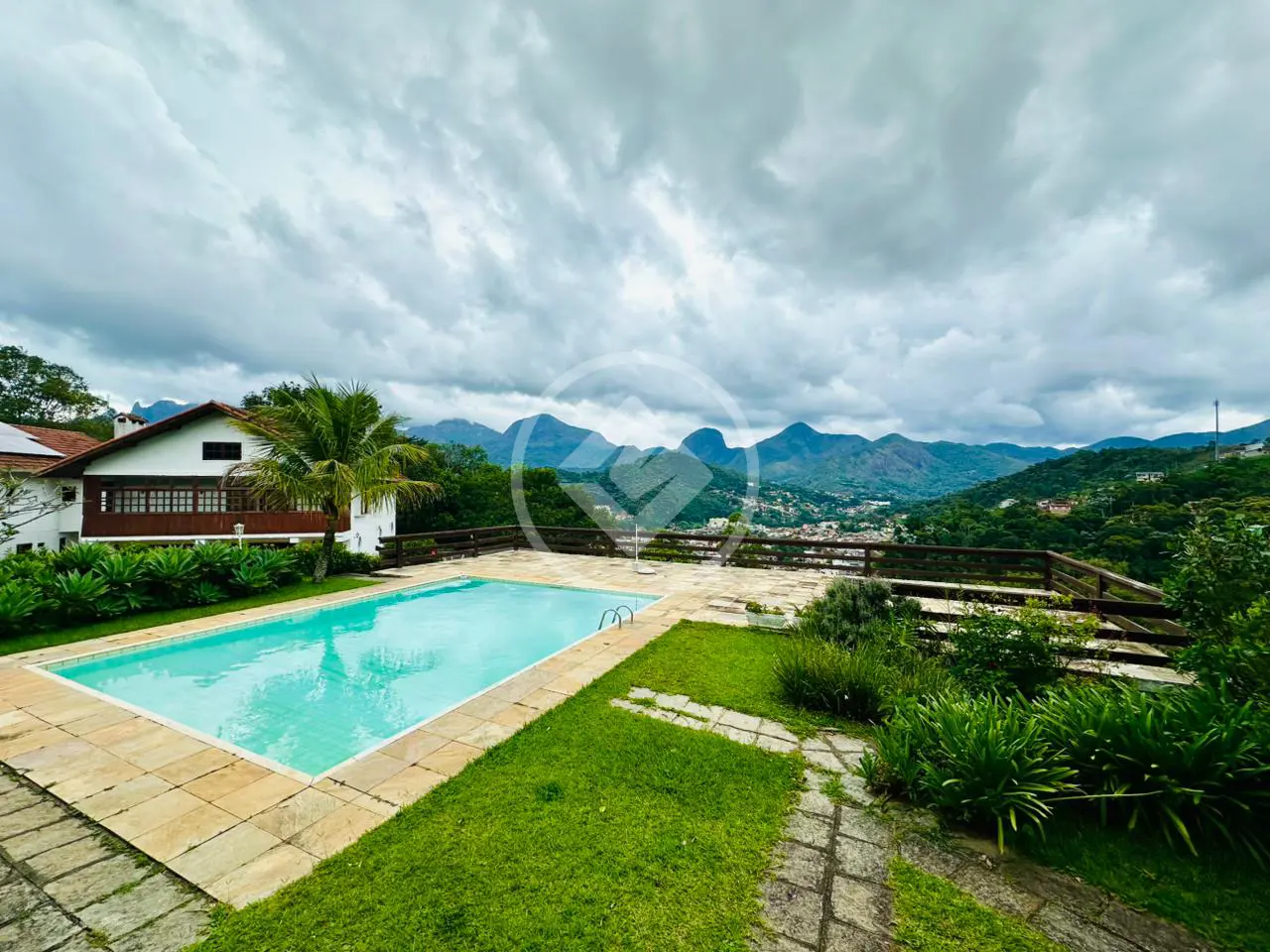 Casa em condominio, 4 quartos, 2 suítes, finamente reformada, 230metros, Quinta da Barra, Teresópolis/RJ