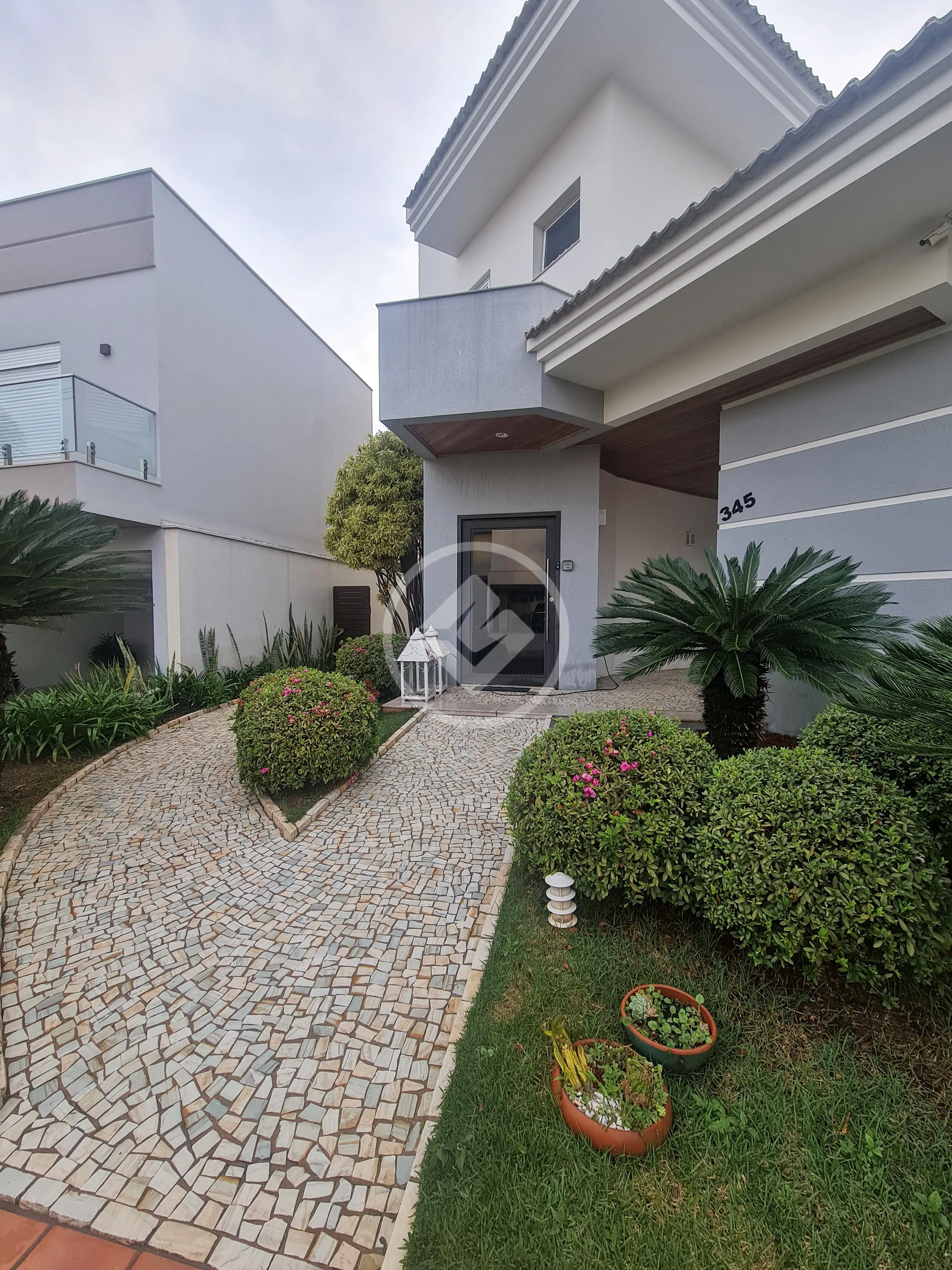 Sobrado à venda- 5 quartos sendo 4 suítes- 360m²-Aclimação- Uberlândia/MG