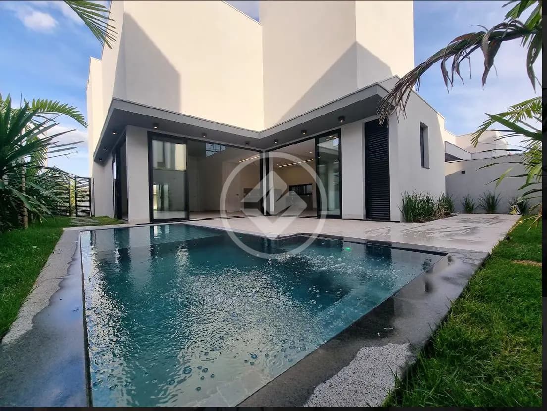 Sobrado à venda com 4 quartos, sendo 4 suítes – 270 m²-  Nova Uberlândia - Uberlândia/MG