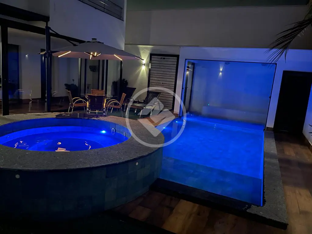 Sobrado à venda com 3 quartos, sendo 3 suítes – 360 m²- Tabajaras - Uberlândia/MG