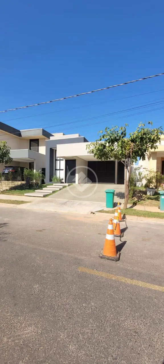 Condomínio Belvedere II, Três suítes, Piscina, Movéis Planejados, Vaga de garagem para 4 carros.