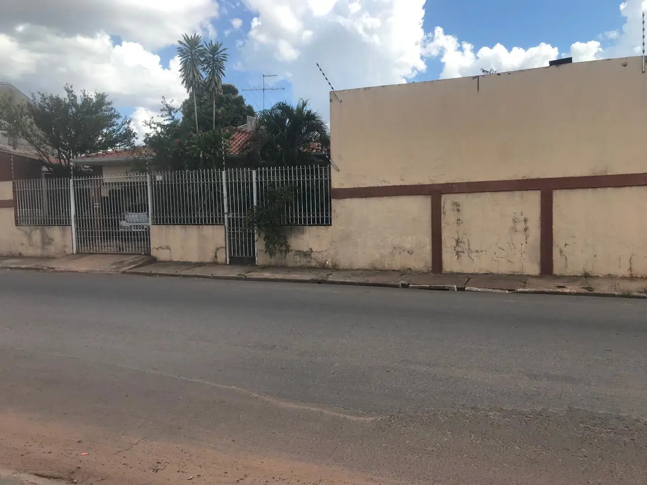 Casa com piscina no Tijucal