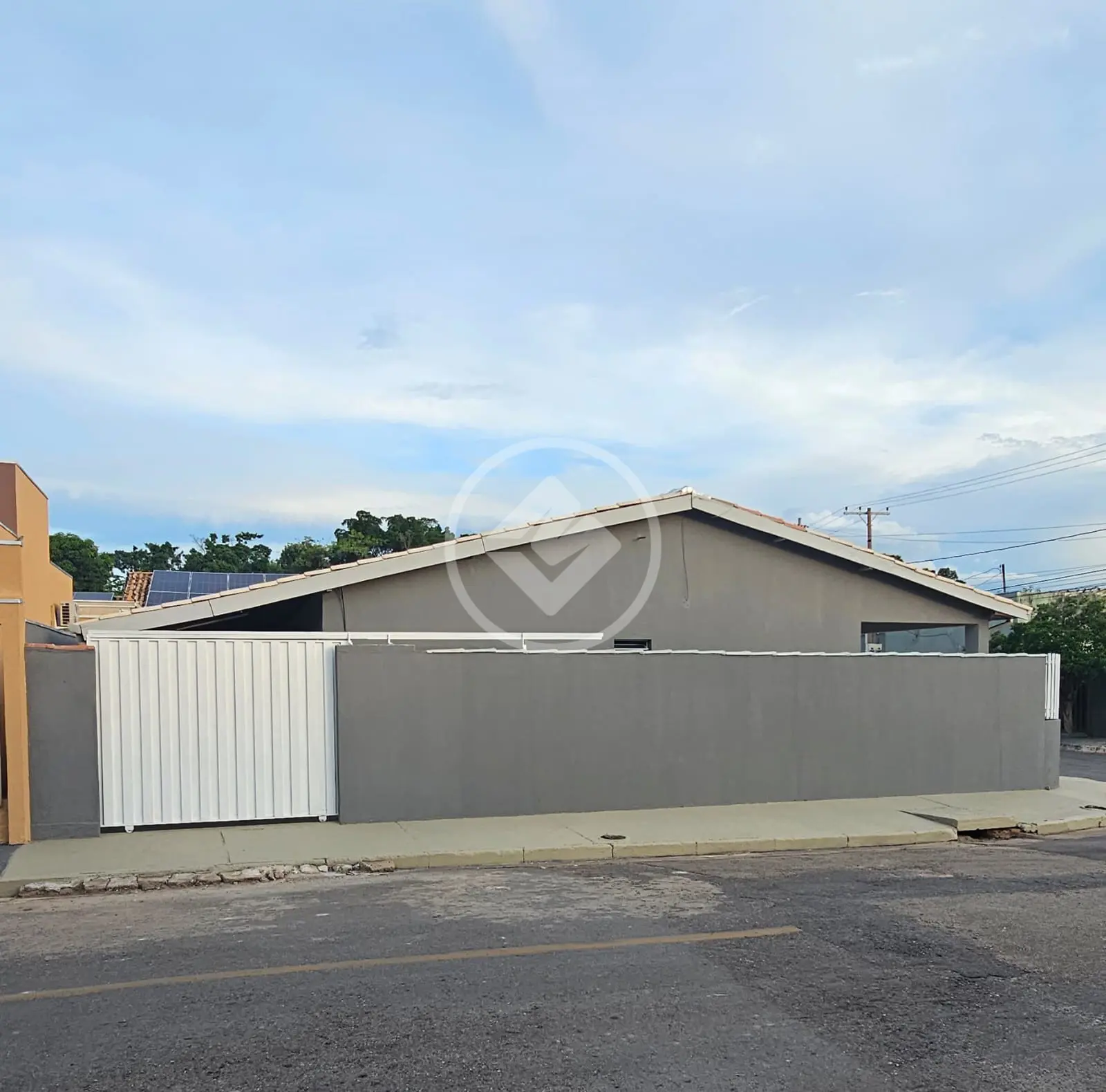 CASA COM OTIMA LOCALIZAÇÃO.