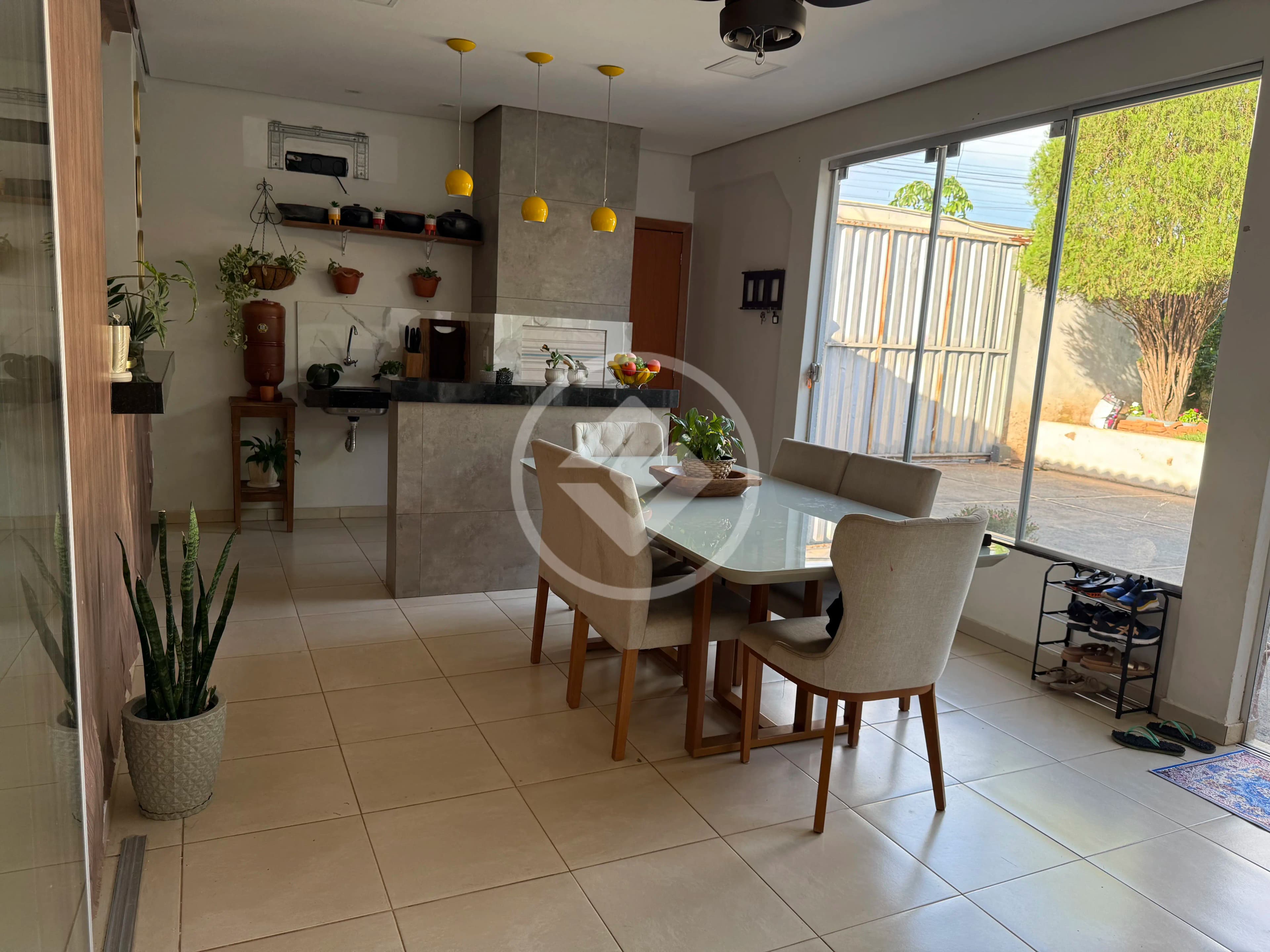 Casa térrea com 3 quartos amplos sendo 2 suítes, casa com planejados, recém reformada, toda no blindex e climatizada, quintal amplo.
