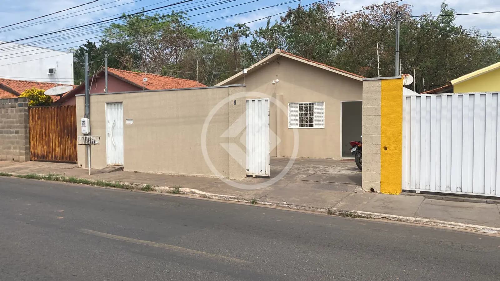 CASA NA AVENIDA DO BAIRRO NOISE CURVO REGIÃO DO CRISTO REI COM GRANDE POTENCIAL PRA COMERCIO POIS ESTA EM UMA ÁREA COMERCIAL, PRÓXIMO DA UNIVERSIDADE UNIVAG, BATALHÃO DE POLICIA, PONTE SÉRGIO MOTTA, SUPERMERCADO, FÁRMACIA E POSTO DE COMBUSTIVEL.