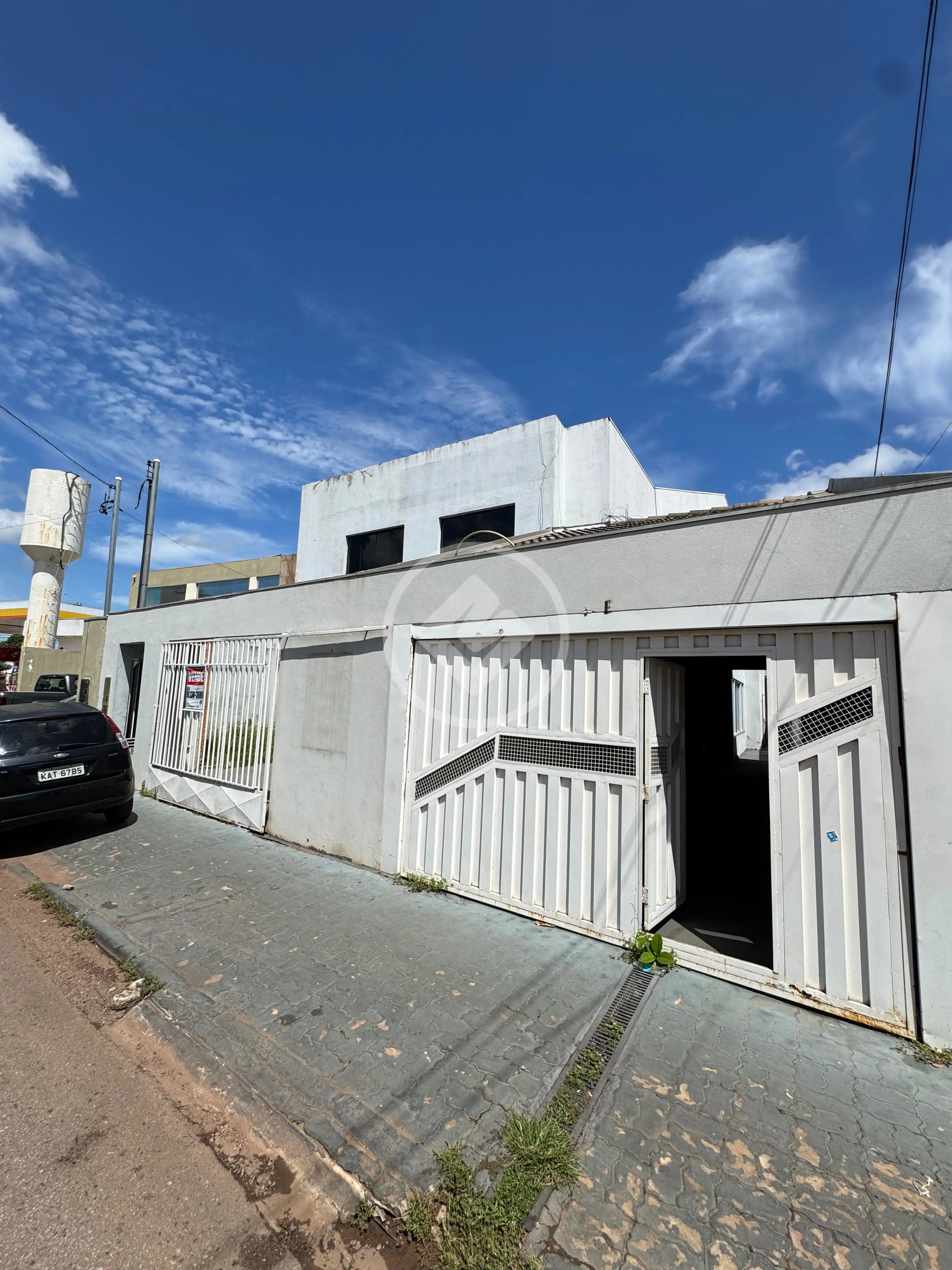 Sobrado com localização privilegiada no Ipase, OBS.: Aceitam-se 2 caminhões de transporte de grãos como parte do negócio. Atende para o residencial e ou comercial, com várias salas e garagens próxima de Mercado, Posto, Farmácia, praça, Shopping,