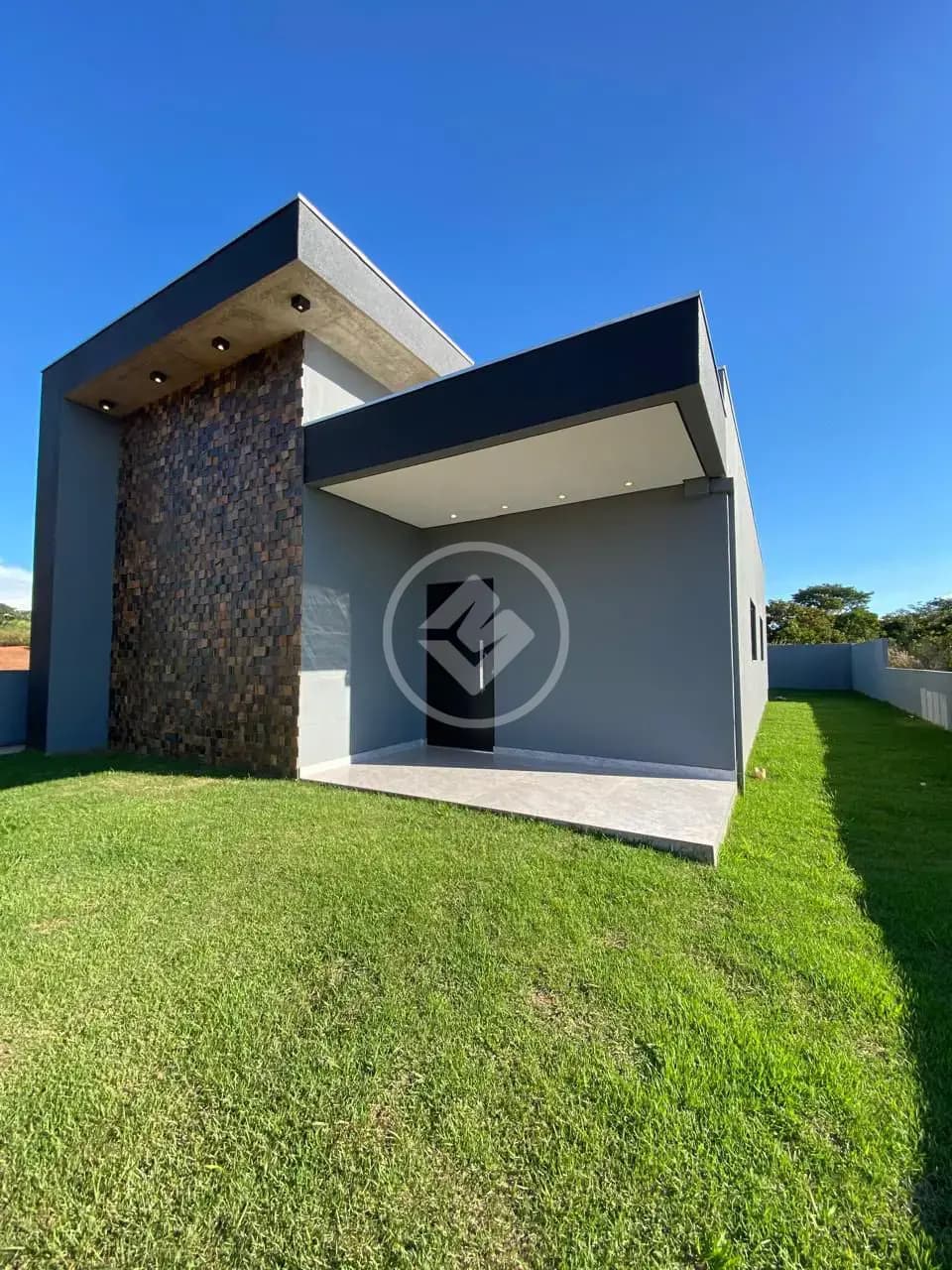 Casa em condomínio no manso, 3 suítes, casa recém construída com área gourmet integrada.