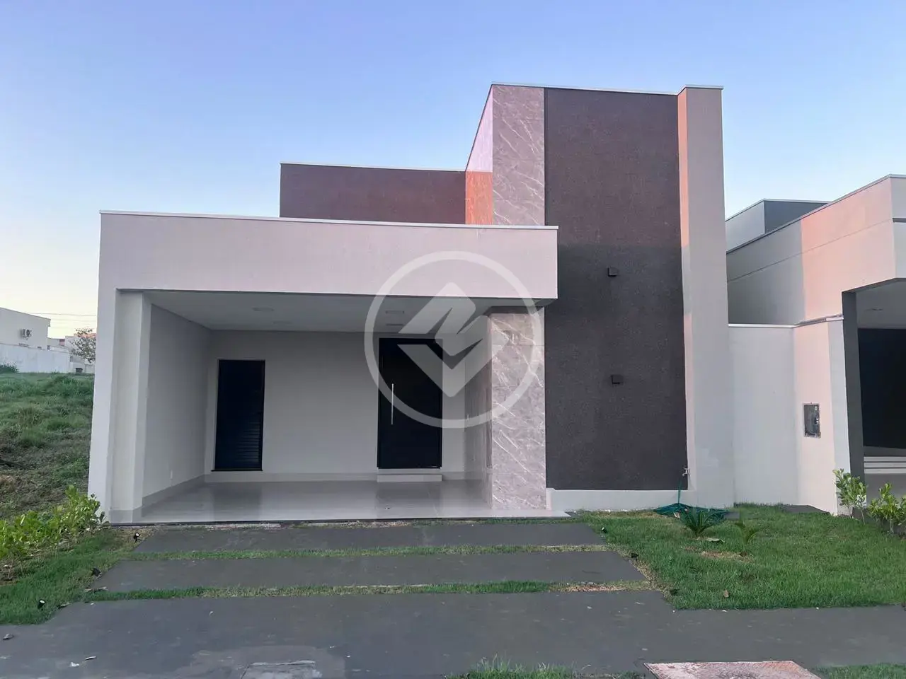 LINDA CASA NO CONDOMÍNIO PRIMOR DAS TORRES, 3 QUARTOS,SENDO 1 SUÍTE,SALA PARA 2 AMBIENTES, ÁREA GOURMET COMPLETA, PISCINA COM CASACATA, CHURRASQUEIRA, 2 BANHEIROS SOCIAIS.