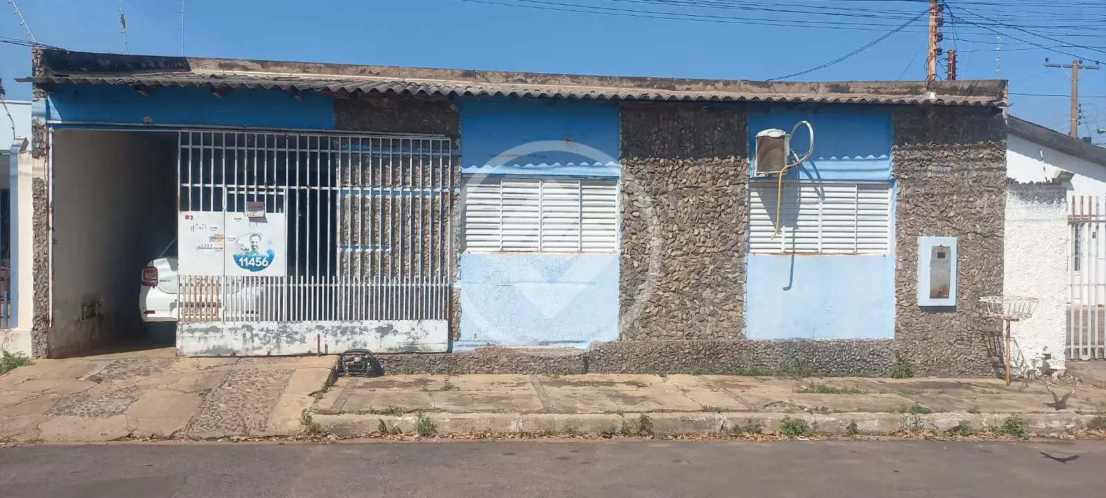 Casa no bairro Morada do ouro I, com 5 quartos sendo 3 suítes cozinha externa, quartos externos, garagens para 3 carros de esquina Ótima localização