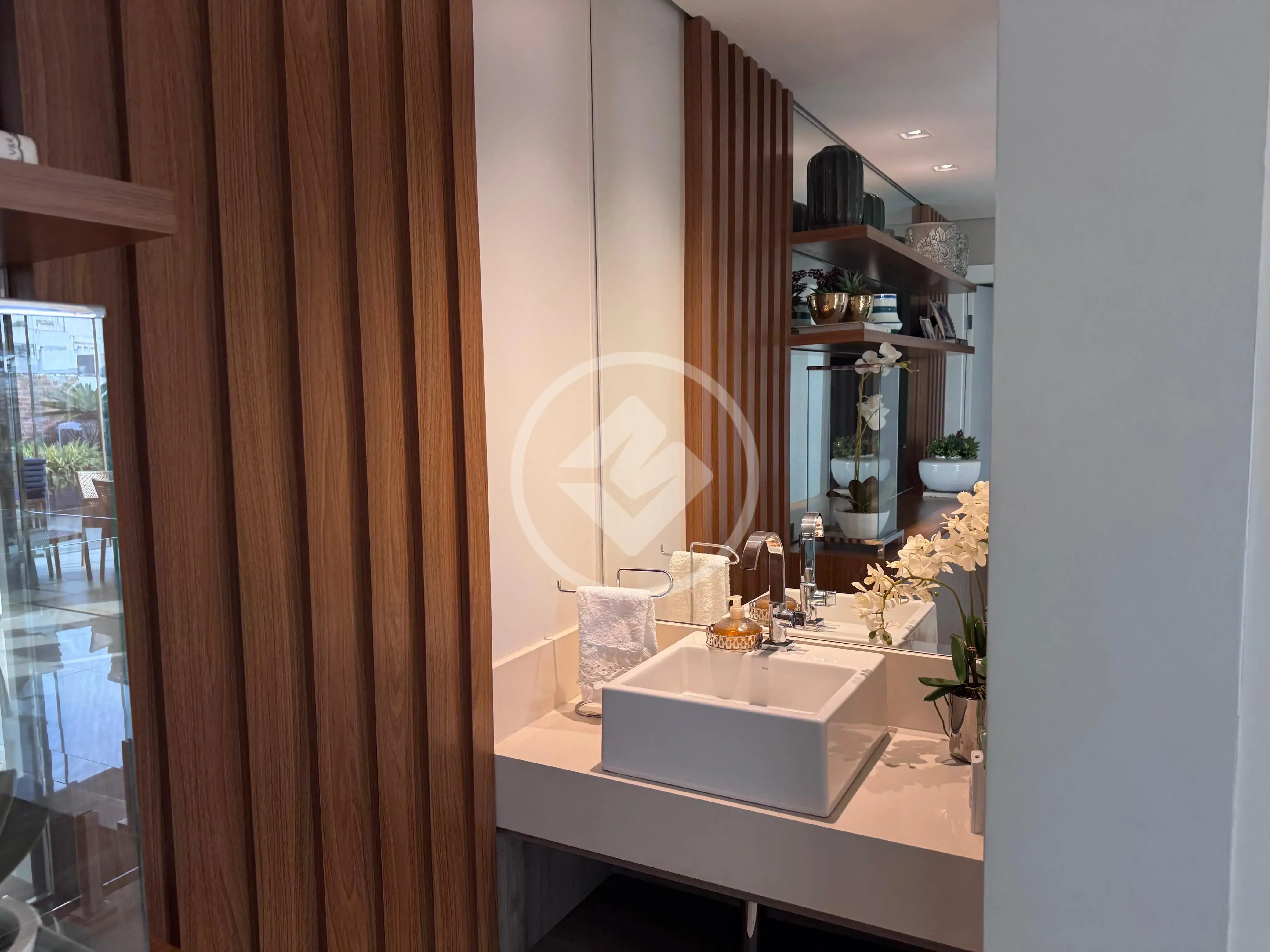 lindíssima cobertura dúplex localizada na região mais elegante de Cuiabá, EDIFÍCIO DEL FIORI. Sala de estar e jantar conjugada, integrada a sacada toda climatizada, suite master com sacada privativas, 2 banheiro independentes e um amplo closet, suite de hospede, escritório, cozinha conjugada com a copa, lindo lavabo, escada em mármore de acesso a cobertura. Na cobertura amplo salão de estar reformado e climatizado, 1 suite, cozinha climatizada, churrasqueira, e lavabo.