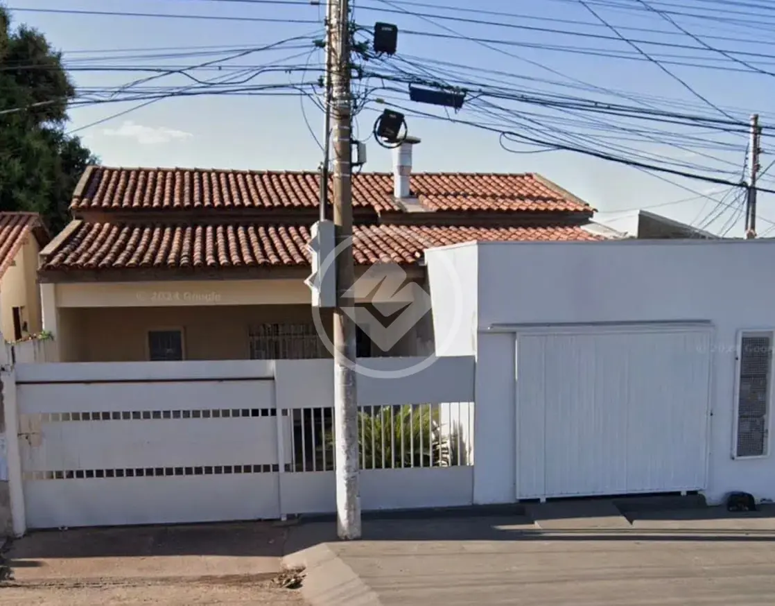 Casa na Avenida das Torres - Jardim Universitário