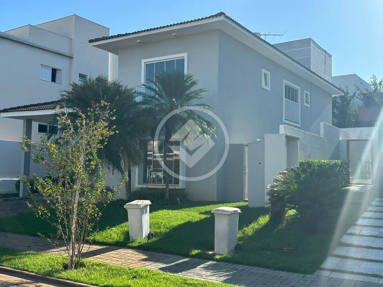 Alfhaville 1 sobrado com 3 quartos, piscina, garagem para dois carros frente imponente, ar condicionado e alguns planejados no local.