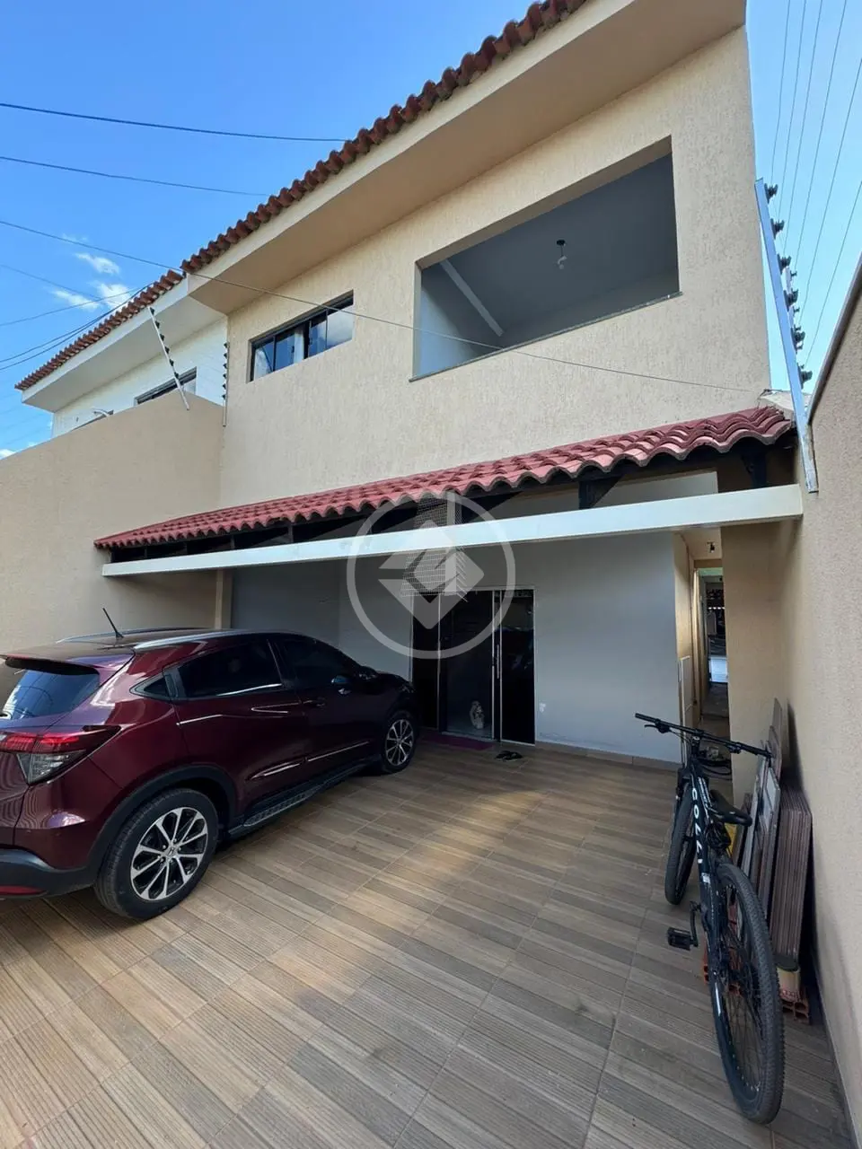 Lindo Sobrado em Várzea Grande - MT com 179m2 de área construída. Sala de estar, sala de jantar, cozinha com planejados, 03 quartos sendo 01 suíte com sacada, lavabo, banheiro social, espaço gourmet e piscina.