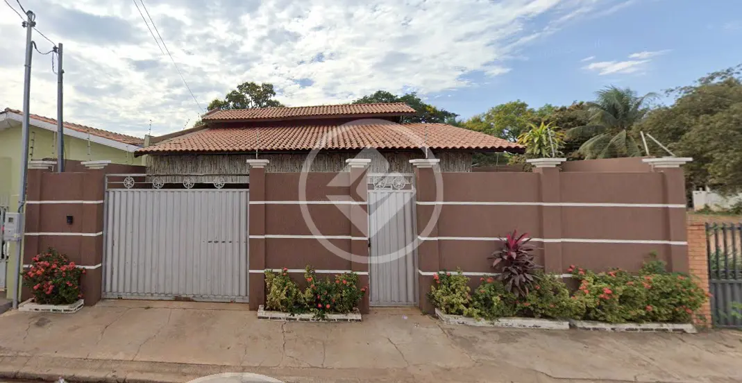 CASA NO JD IMPERADOR CENTRO DE VÁRZEA GRANDE NOS FUNDOS DA PREFEITURA