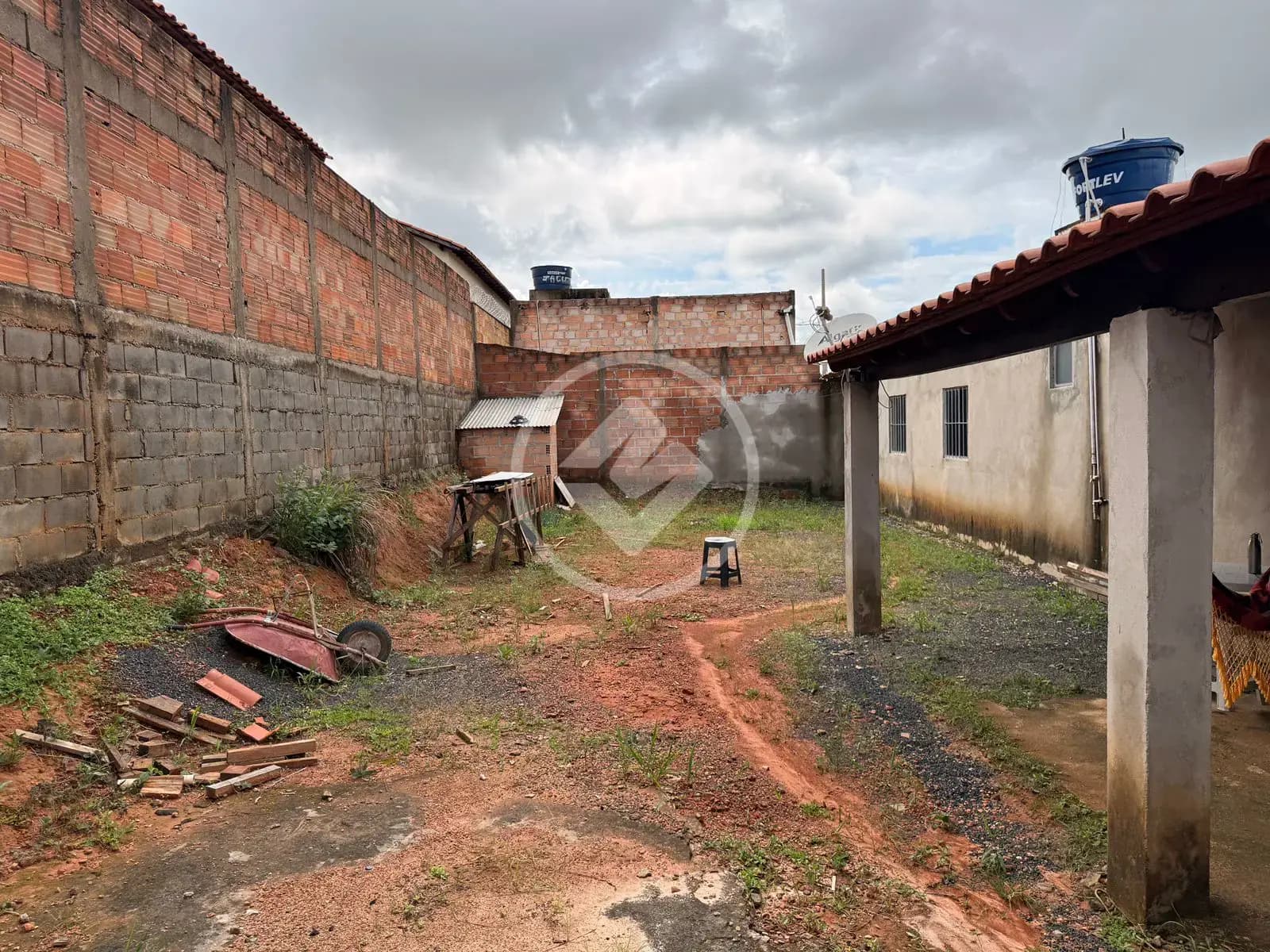 CASA EM TERRENO UNICO