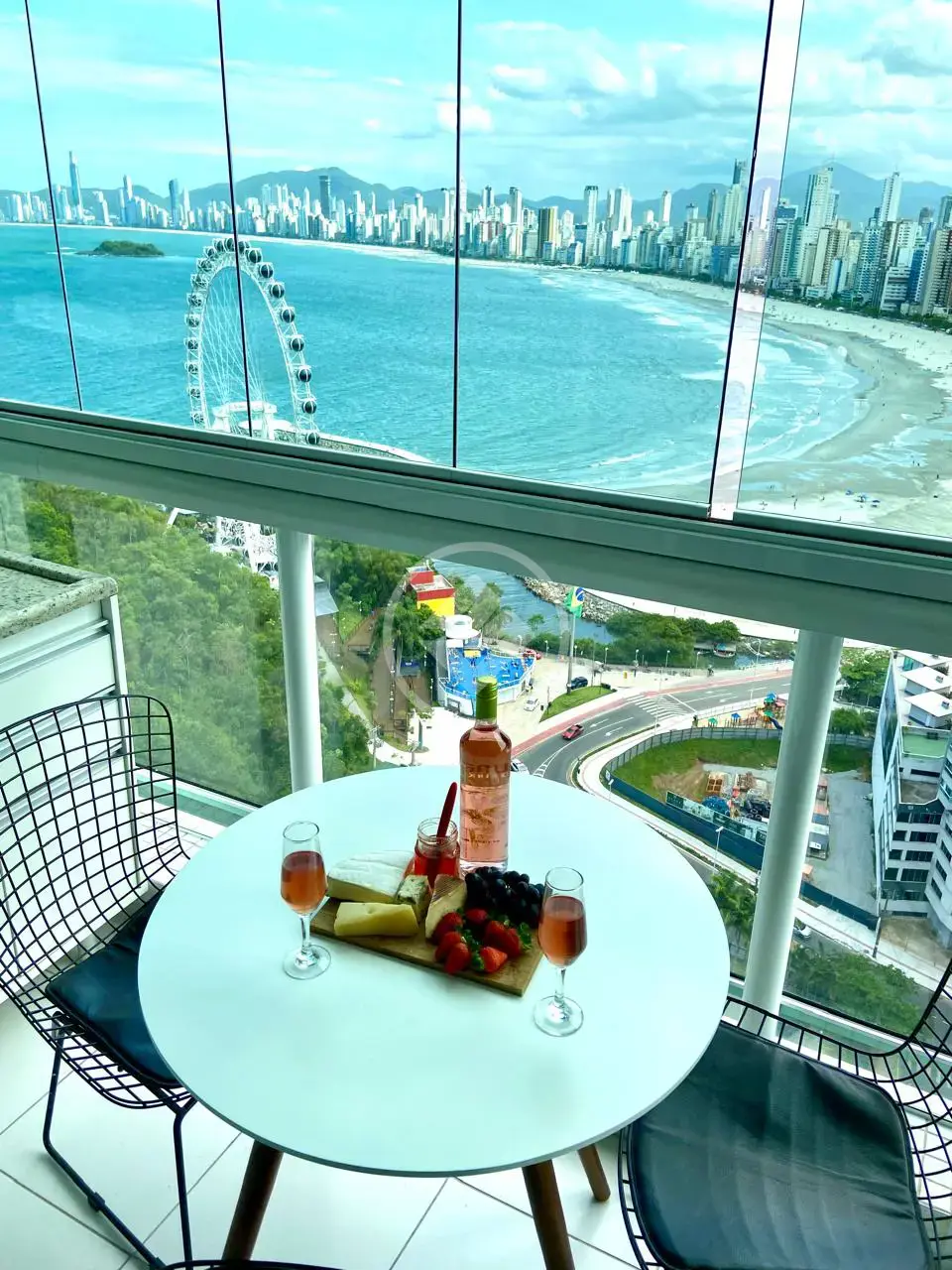 Lindo apartamento frente mar, otimo para rentabilizar com alugueis. Valor R$ 2.300.000,00
