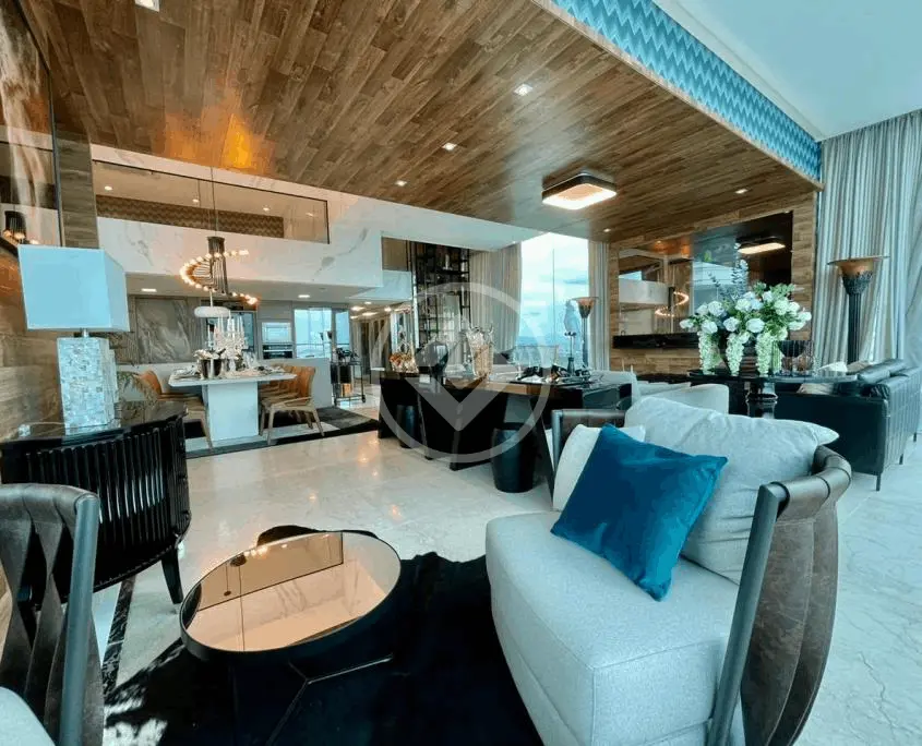 Cobertura Triplex Frente Mar: Luxo, Exclusividade e Vista Deslumbrante