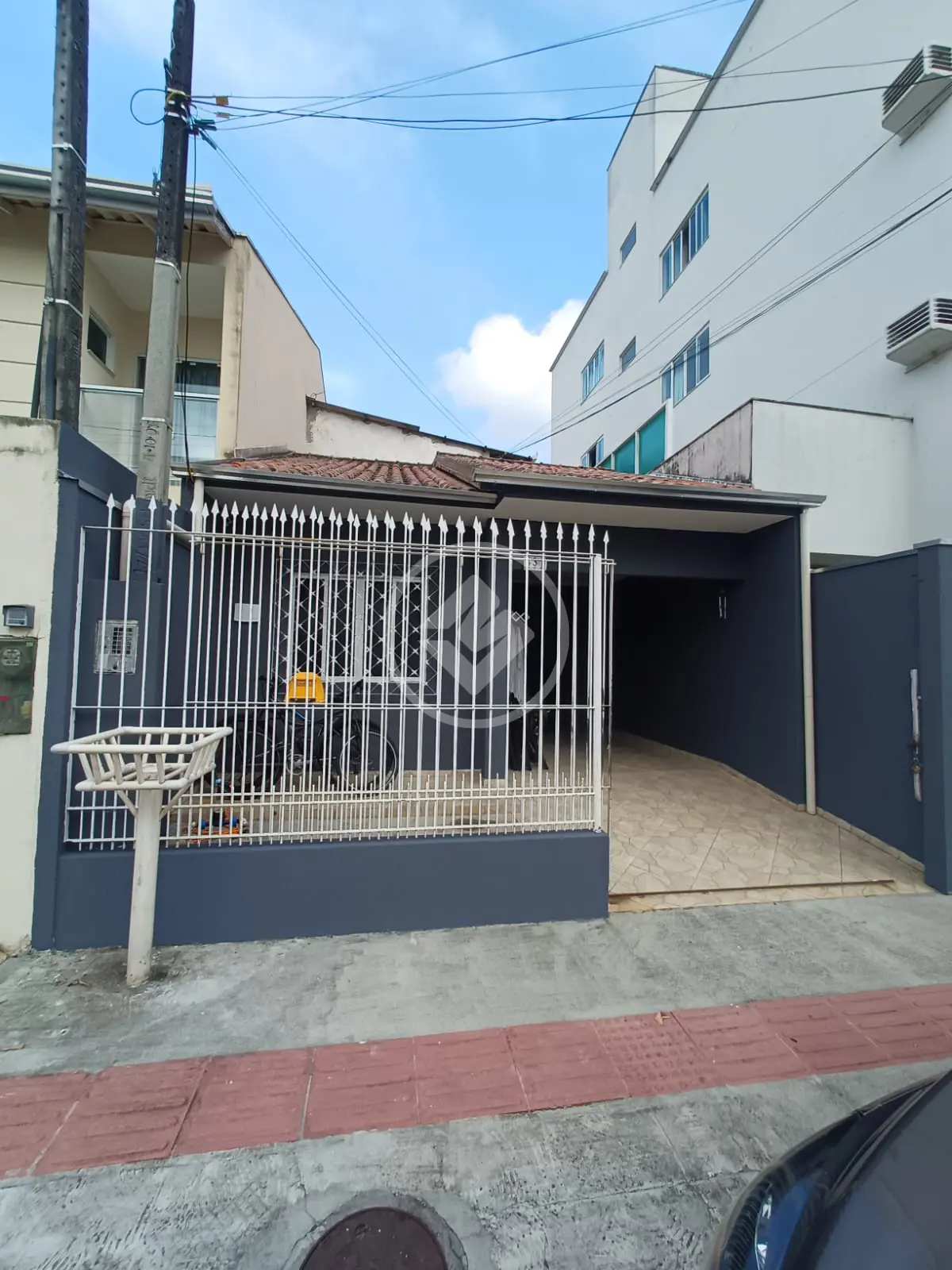 CASA (com 2 quartos + 3 kitnets)OPORTUNIDADE DE MORADIA E RENDA EM BALNEÁRIO CAMBORIÚ - SC! 💰🏡