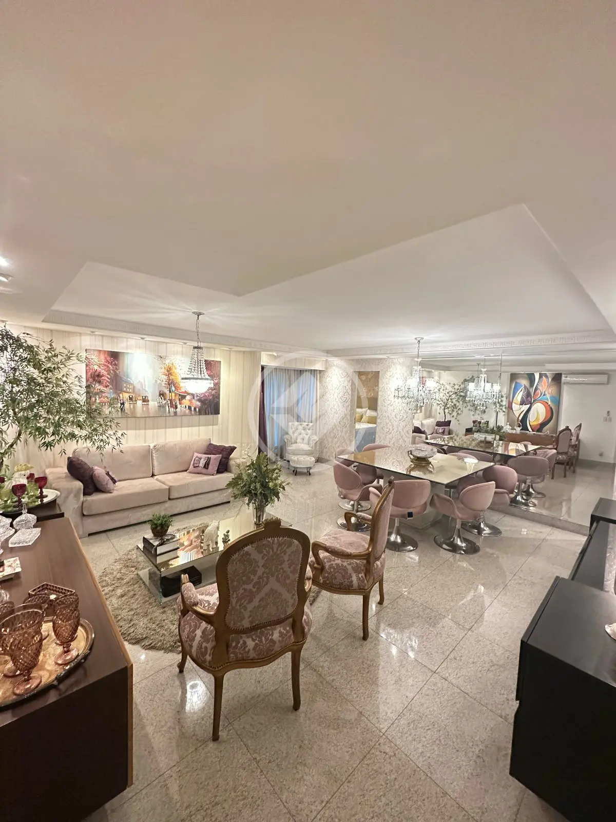 Apartamento com 3 suítes no Setor Nova Suiça.