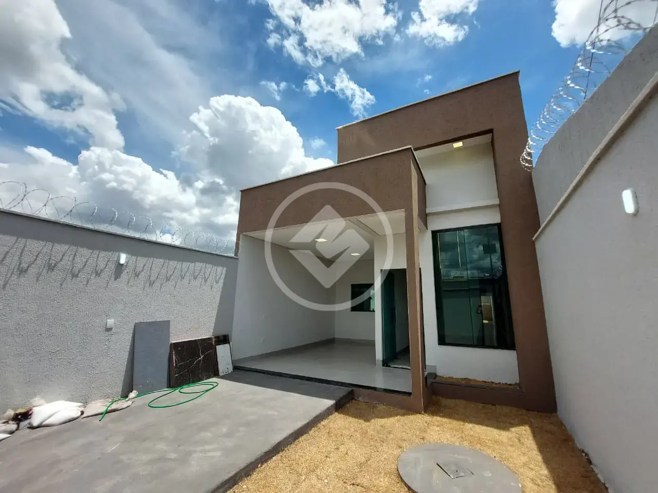Casa com Pé Direito Duplo , 3 Quartos com Suíte + Área Gourmet | Oportunidade no Park Sul!