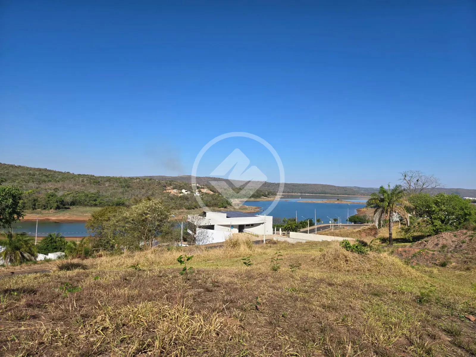 dois lotes de 300M² cada um ao lado do outro sendo juntos os separados. 110 mil cada unidade na quadra 31 os lotes 31 e 32. com vista para o lago