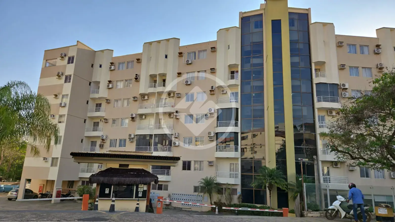 Flat à venda – Condomínio Paradise, Rio Quente (GO) 1 quarto mobiliado Estrutura completa com restaurante e academia Área de lazer com 4 piscinas termais (sendo 1 com bar molhado) 3 ofurôs