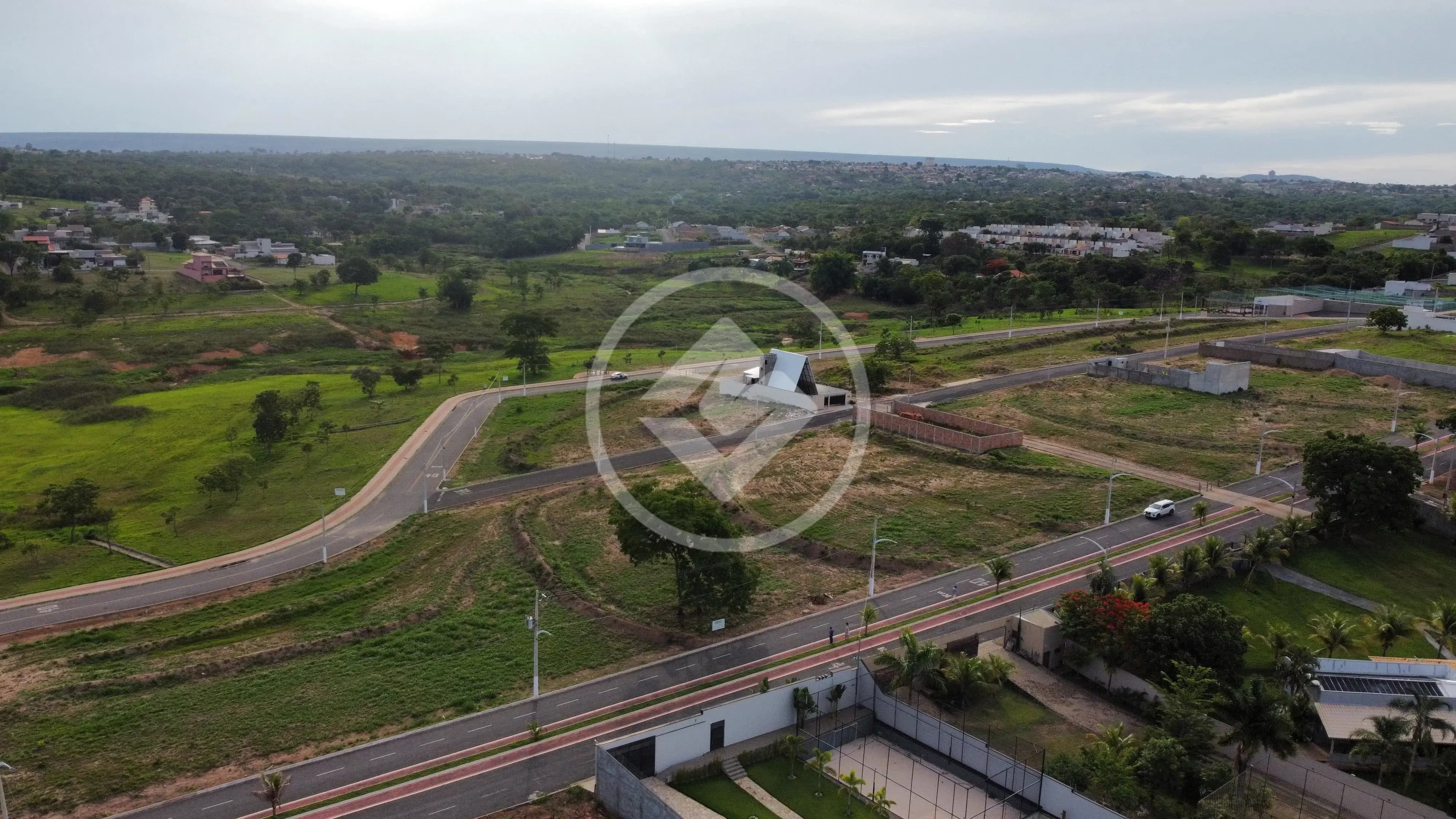 Dois lotes à venda no Lago Sul — região do Lago Corumbá, uma das áreas mais valorizadas da cidade! 📍 Setor conhecido pela localização privilegiada, valorização constante e casas de alto padrão. ➡️ Lote 1: 324,44 m² ➡️ Lote 2: 300 m² Perfeitos para construir ou investir em uma área que só cresce, com vista e proximidade do Lago Corumbá, que agrega ainda mais exclusividade ao projeto.
