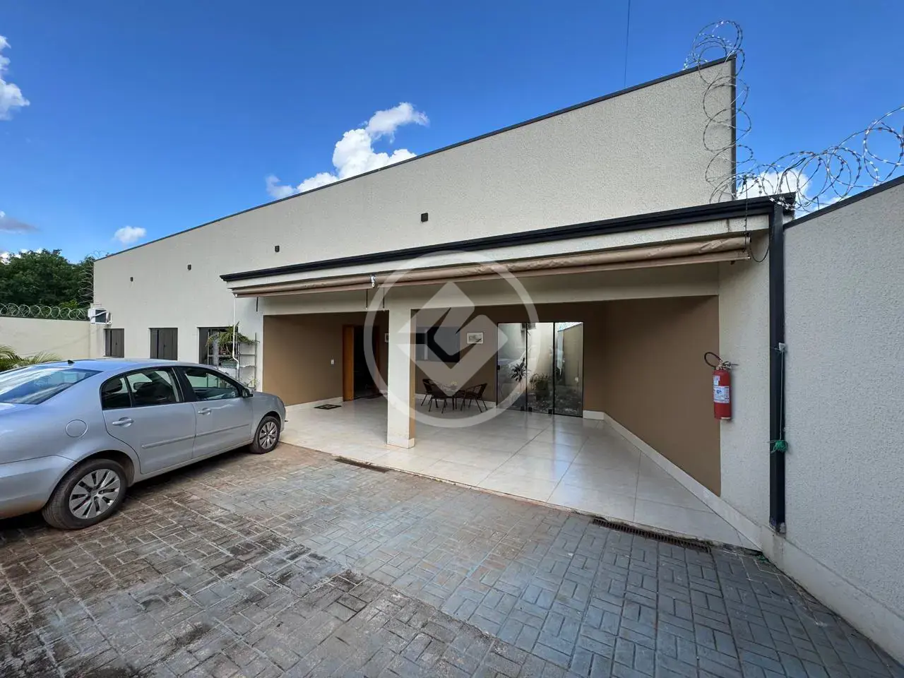 ✨ Residência Sofisticada com 400m² de Terreno e Piscina Aquecida ✨Excelente oportunidade para quem busca amplitude, conforto e lazer completo em um único imóvel.📐 Terreno: 400m²🏗️ Área construída: mais de 200m²O imóvel conta com uma planta muito bem distribuída, oferecendo ambientes amplos e aconchegantes:🛋️ 02 salas espaçosas, ideais para compor ambientes de estar e jantar🛏️ 03 suítes amplas, garantindo conforto e privacidade🚿 02 banheiros sociais🚗 Garagem para até 05 veículos🌊 Destaque especial para a piscina aquecida, perfeita para aproveitar em qualquer época do ano. Um verdadeiro espaço de lazer privativo, ideal para momentos em família e confraternizações com amigos.A casa se destaca pela metragem generosa, excelente circulação interna e área externa convidativa, proporcionando qualidade de vida e bem-estar.Imóvel ideal para quem deseja morar com conforto, espaço e sofisticação.📲 Entre em contato para mais informações e agende sua visita.