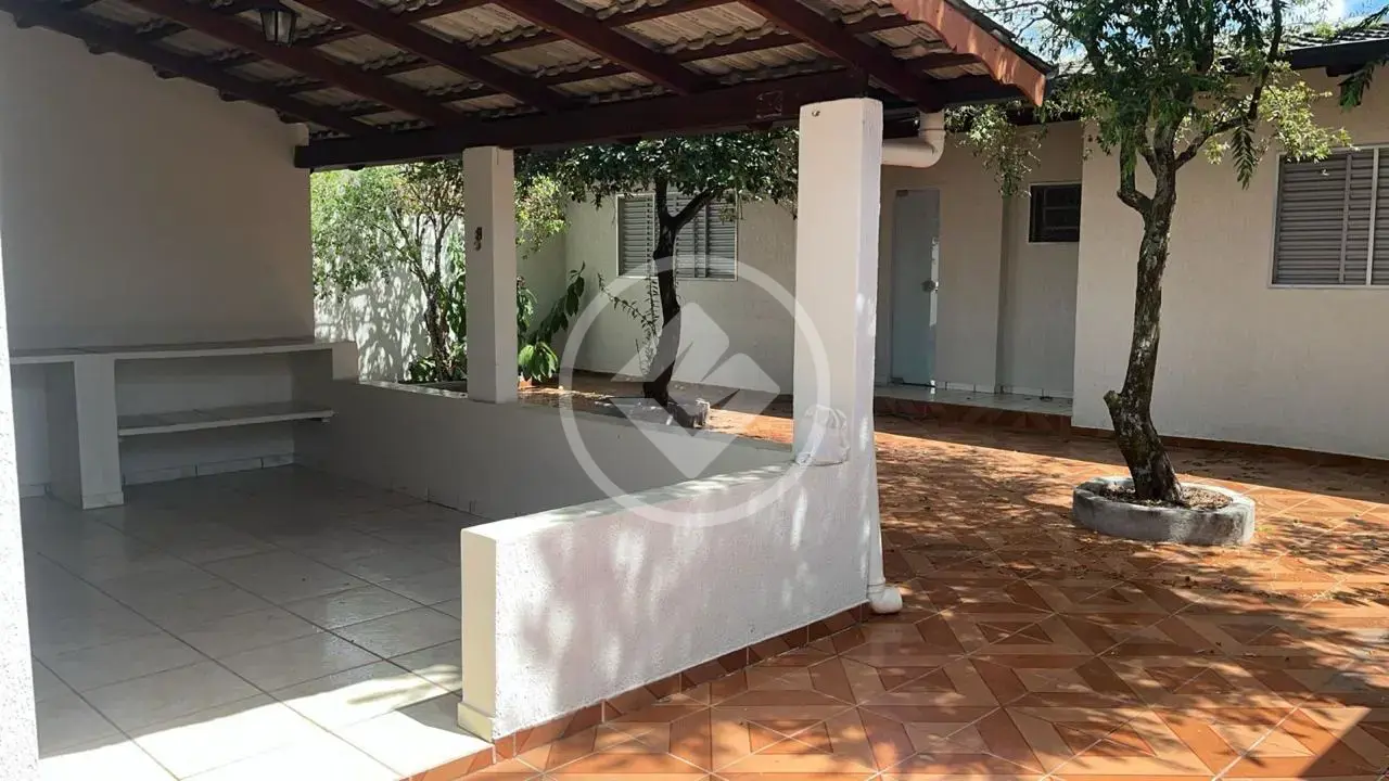Casa com 4/4 Edícula nos fundos