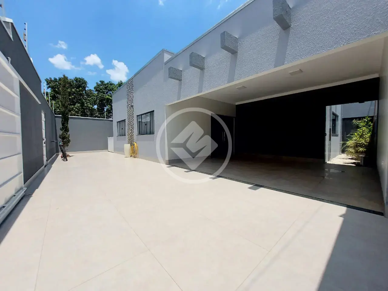 🏡 CASA À VENDA – JARDIM SERRANO 🏡Excelente oportunidade para quem busca conforto, espaço e economia!📐 Terreno com medidas de 14,61m x 16m🏗 Construção realizada em 2020O imóvel conta com:✅ 03 quartos, sendo 01 suíte✅ Banheiro social✅ Sala ampla✅ Cozinha com móveis planejados e ilha em granito✅ Jardim de inverno✅ Área gourmet com churrasqueira✅ Lavanderia✅ Espaço para pets com casinha e cercado🚗 Garagem coberta para 02 carros, com espaço para mais 02 veículos na área externa.☀️ Sistema de energia solar com 12 placas instaladas, proporcionando mais economia para a família.💰 Valor: R$ 450.000,00✔ Aceita financiamentoEntre em contato para mais informações e agende sua visita!