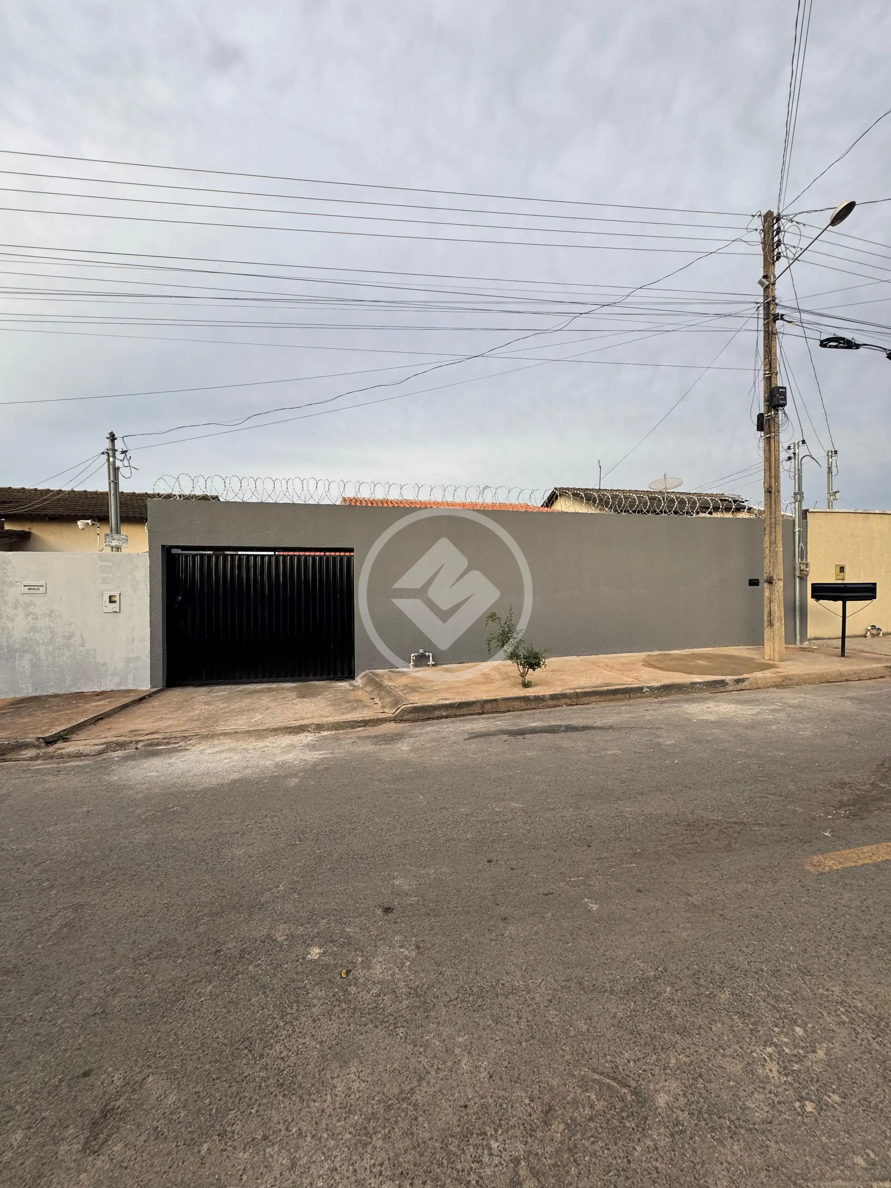 🏡 CASA À VENDA – PARQUE RESIDENCIAL HOLLIDAY | CALDAS NOVAS/GO💰 Valor: R$ 320.000,00Excelente oportunidade para quem procura um imóvel amplo, reformado e pronto para morar, com excelente espaço externo e ótima localização.✨ Características do imóvel:📐 Área do terreno: 360 m²🏠 Área construída: 120 m²🧱 Construção toda na laje🛋️ Sala ampla integrada à cozinha americana🍽️ Cozinha com bancada em granito🛏️ 2 quartos amplos🚿 1 banheiro social🧺 Área de serviço coberta🚗 Garagem coberta para mais de 3 veículos🌳 Quintal amplo com árvore frutífera📦 Depósito no fundo do lote🪟 Corredor lateral✨ Piso em porcelanato💡 Iluminação em LED🎨 Pintura nova🛡️ Muro alto com cerca concertina🚪 Portão de correr🌬️ Imóvel bem arejado e com excelente iluminação natural✅ Diferenciais:✔️ Financiado e pronto para transferir✔️ Aceita financiamento✔️ Aceita carro ou lote de interesse como parte do pagamento✔️ Excelente opção para moradia ou investimento💰 IPTU anual: R$ 480,00📍 Localização: Parque Residencial Holliday – Caldas Novas/GO📲 Agende sua visita!Kênia Barros – My Broker Caldas Novas📱 WhatsApp: (64) 99314-1919