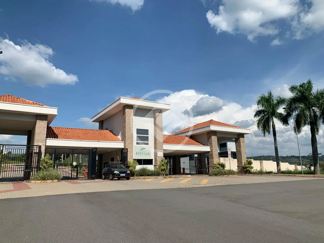 Terreno em condomínio fechado com 690 m2, ótima topologia, testada de 24 m.