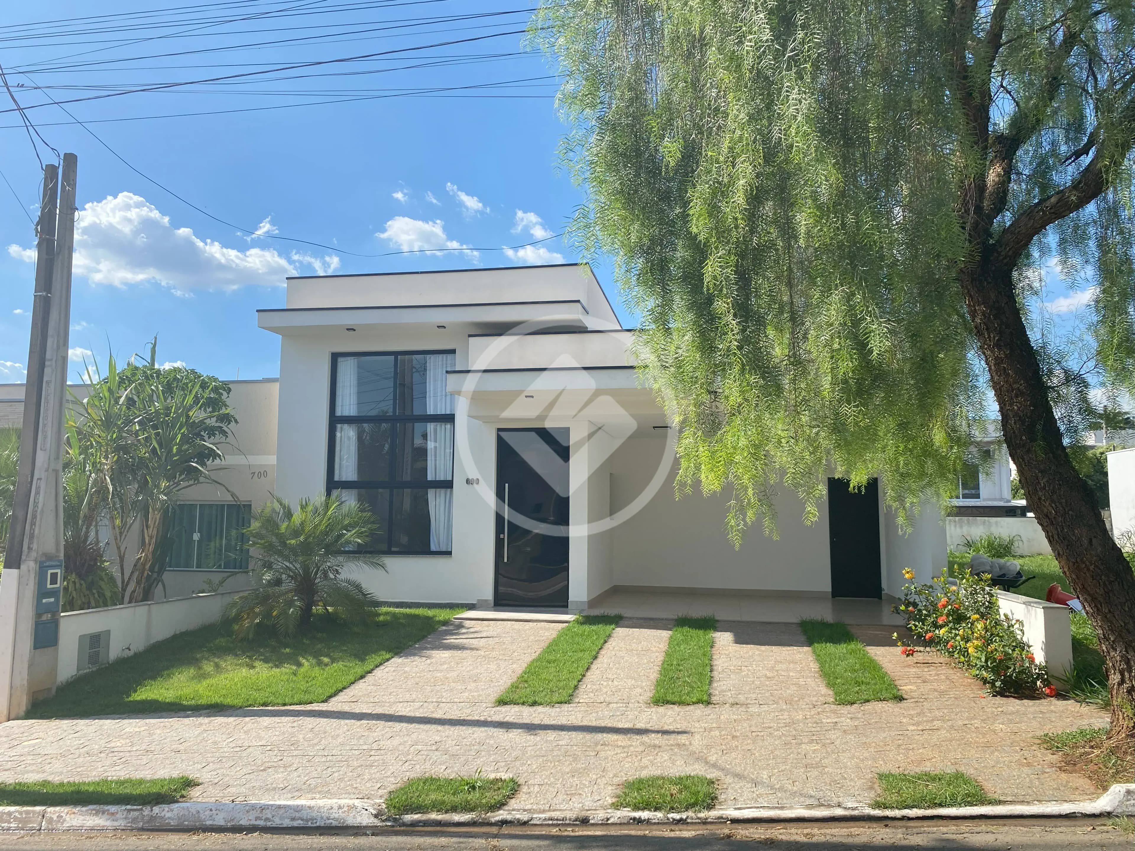 Excelente casa térrea de 159 m2 com 3 suítes e 2 banheiros, no Jardim Golden Park em Hortolândia.